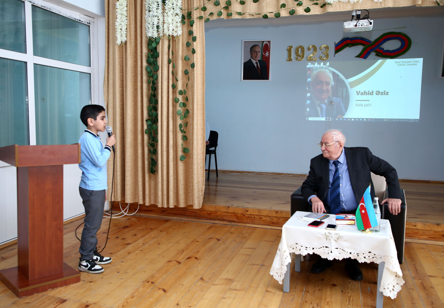 Vahid Əziz: Məktəb zirvələrə gedən pillədir