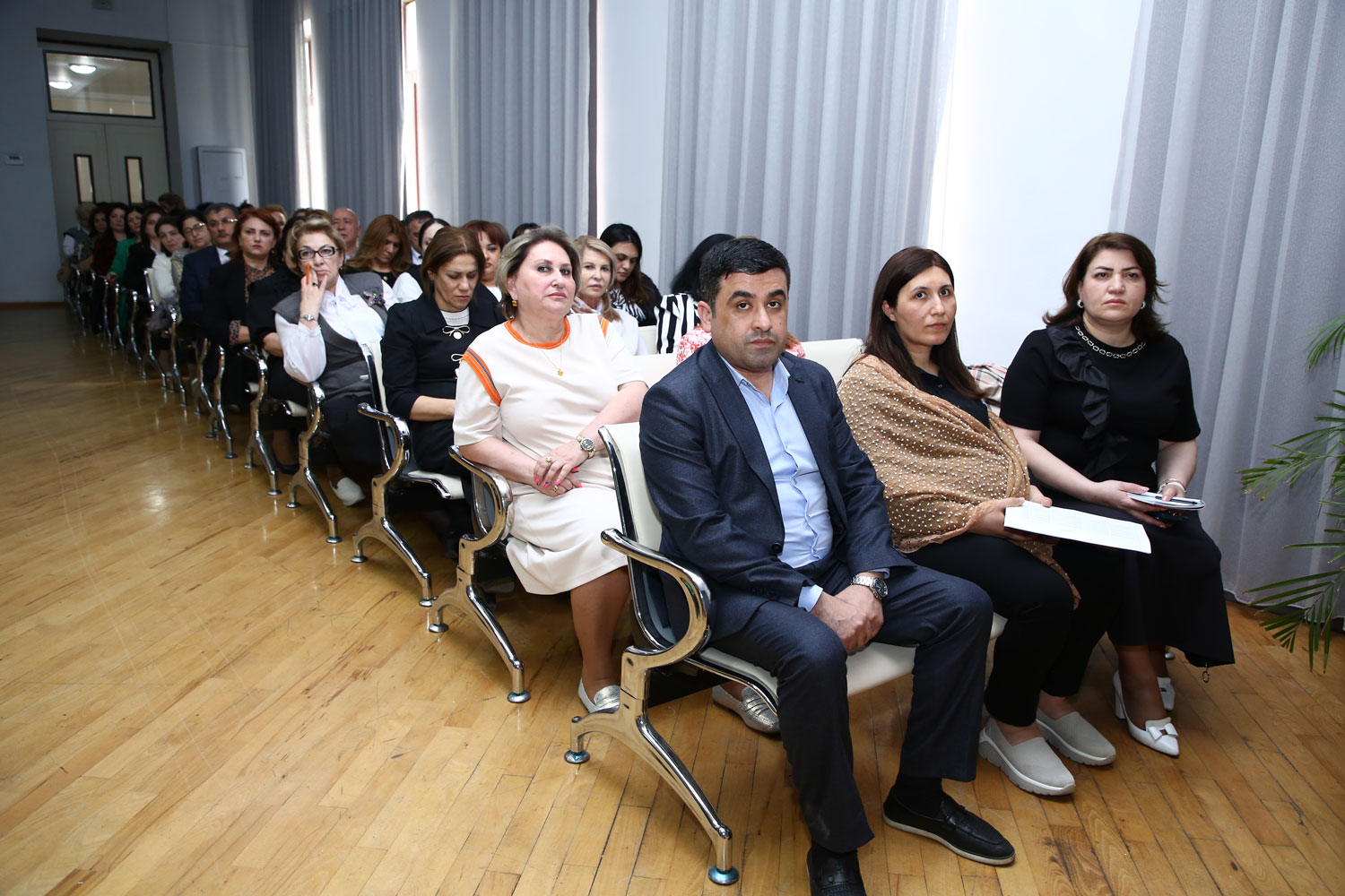 Birinci sinfə elektron qeydiyyatla bağlı görüş keçirilib