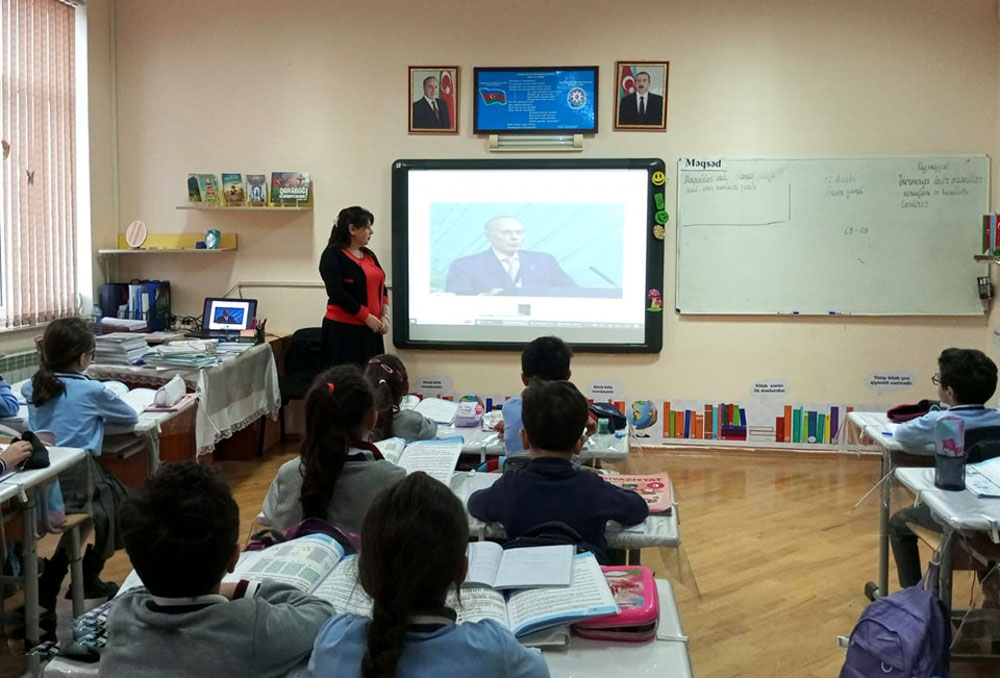 Dahi Liderin xatirəsi təhsil müəssisələrində anılıb