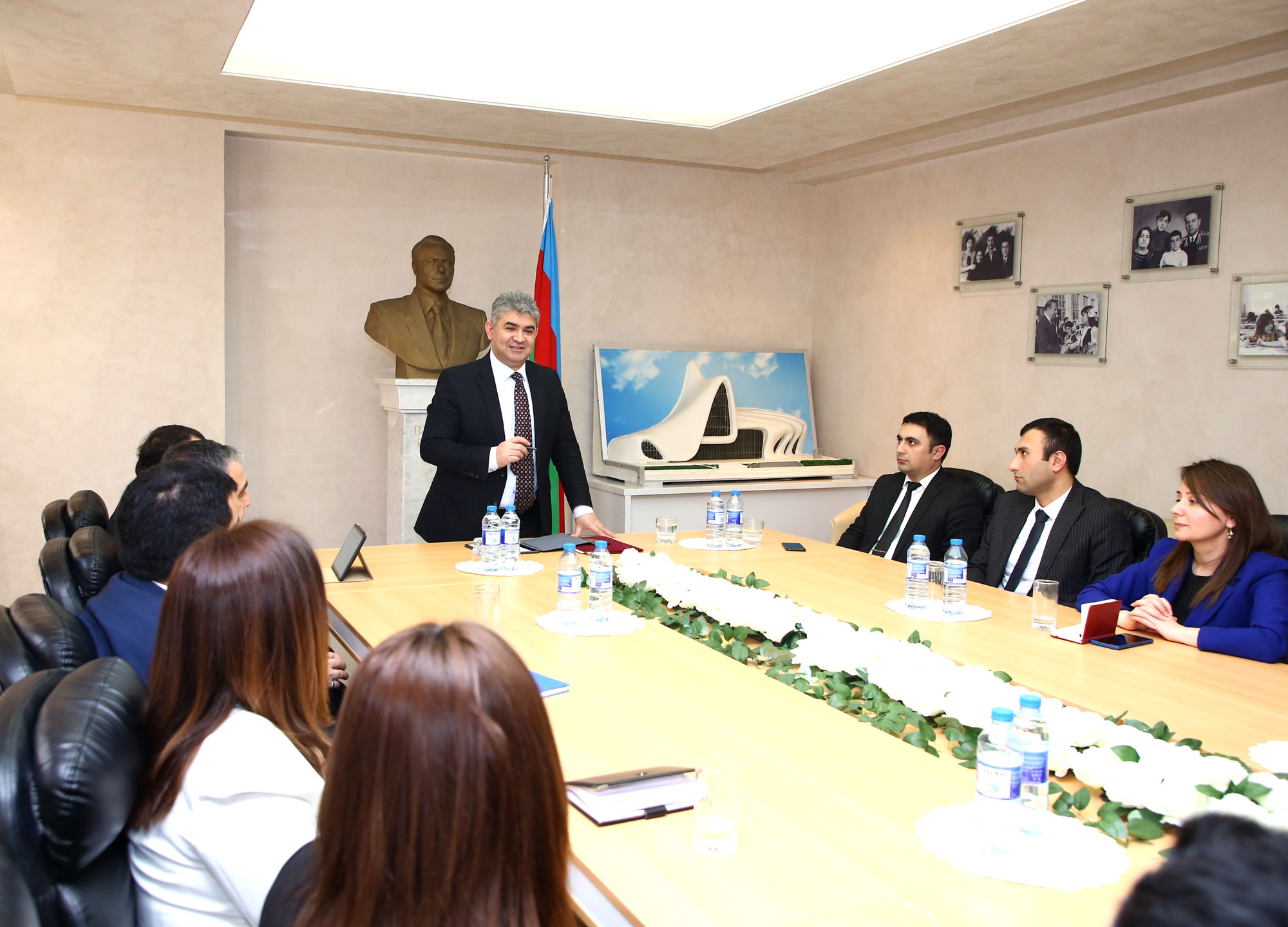 Məktəb mühitinin formalaşdırılması müzakirə müstəvisində