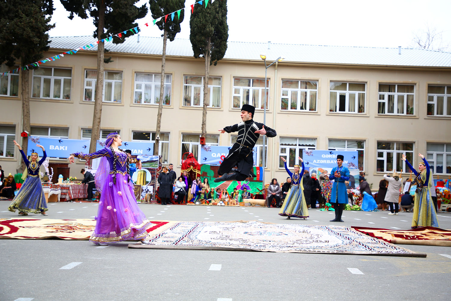 Məktəblilərdən möhtəşəm Novruz festivalı
