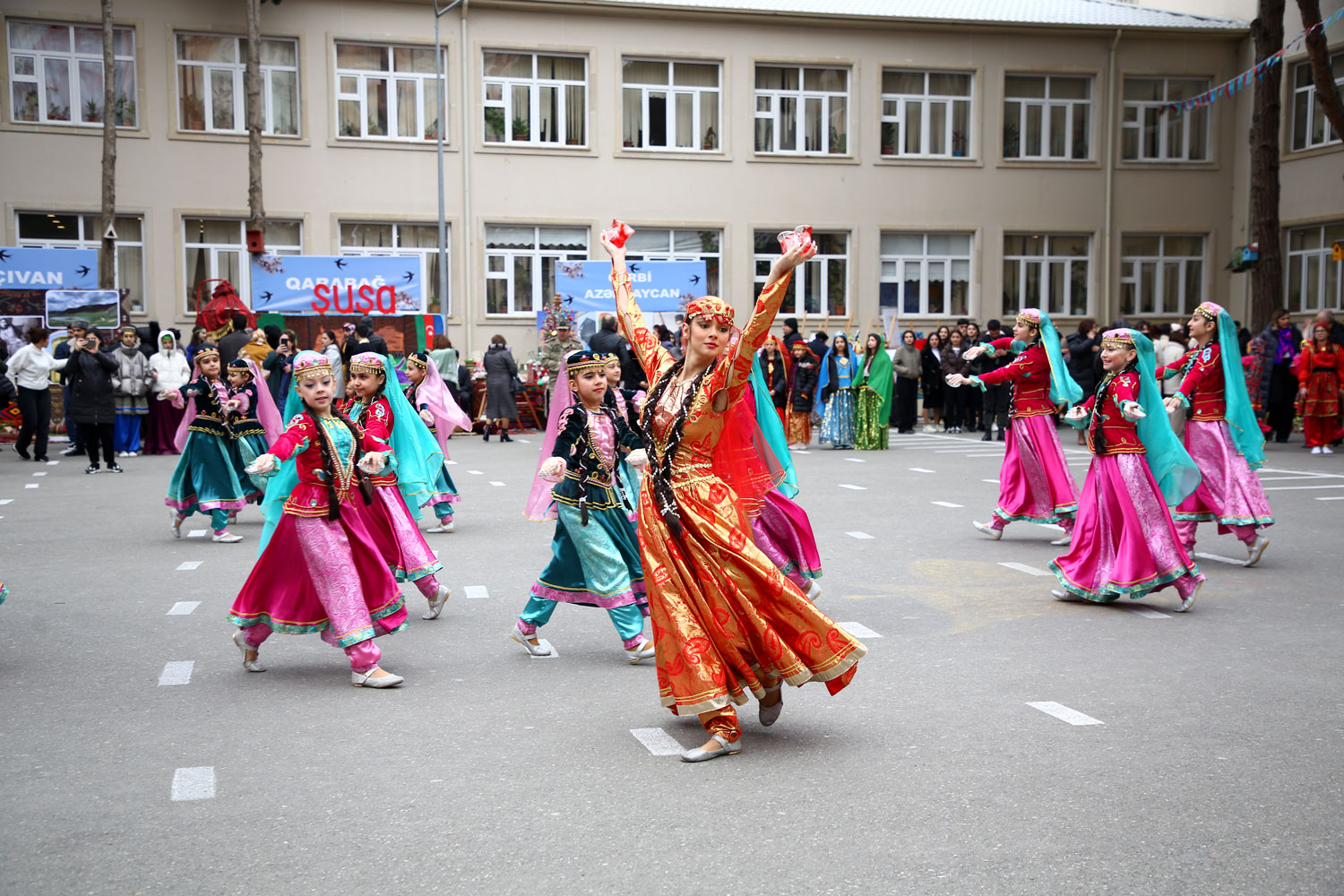 Məktəblilərdən möhtəşəm Novruz festivalı