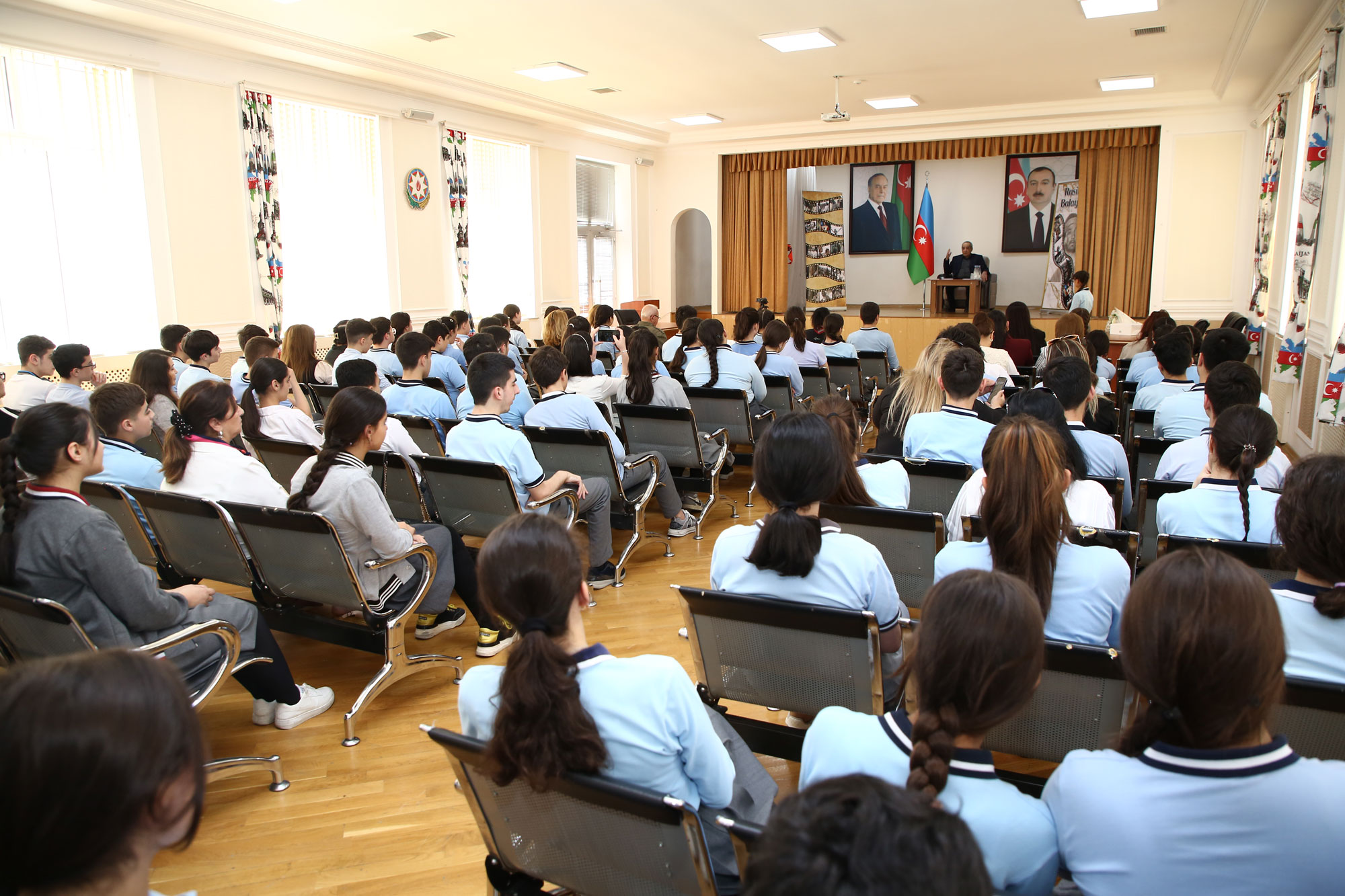 Xalq artisti Rasim Balayev məktəblilərlə görüşüb - FOTOLAR
