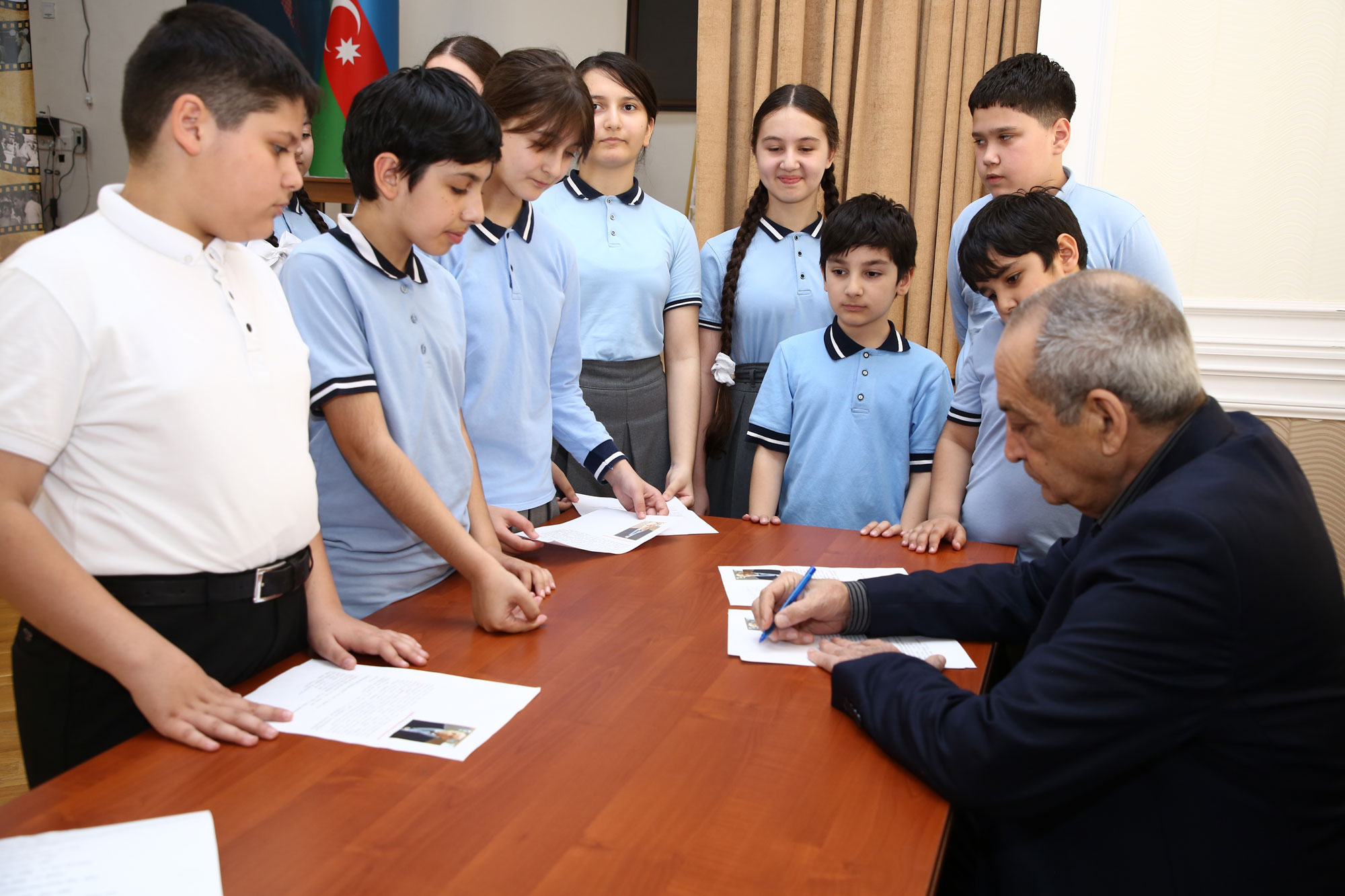 Xalq artisti Rasim Balayev məktəblilərlə görüşüb - FOTOLAR