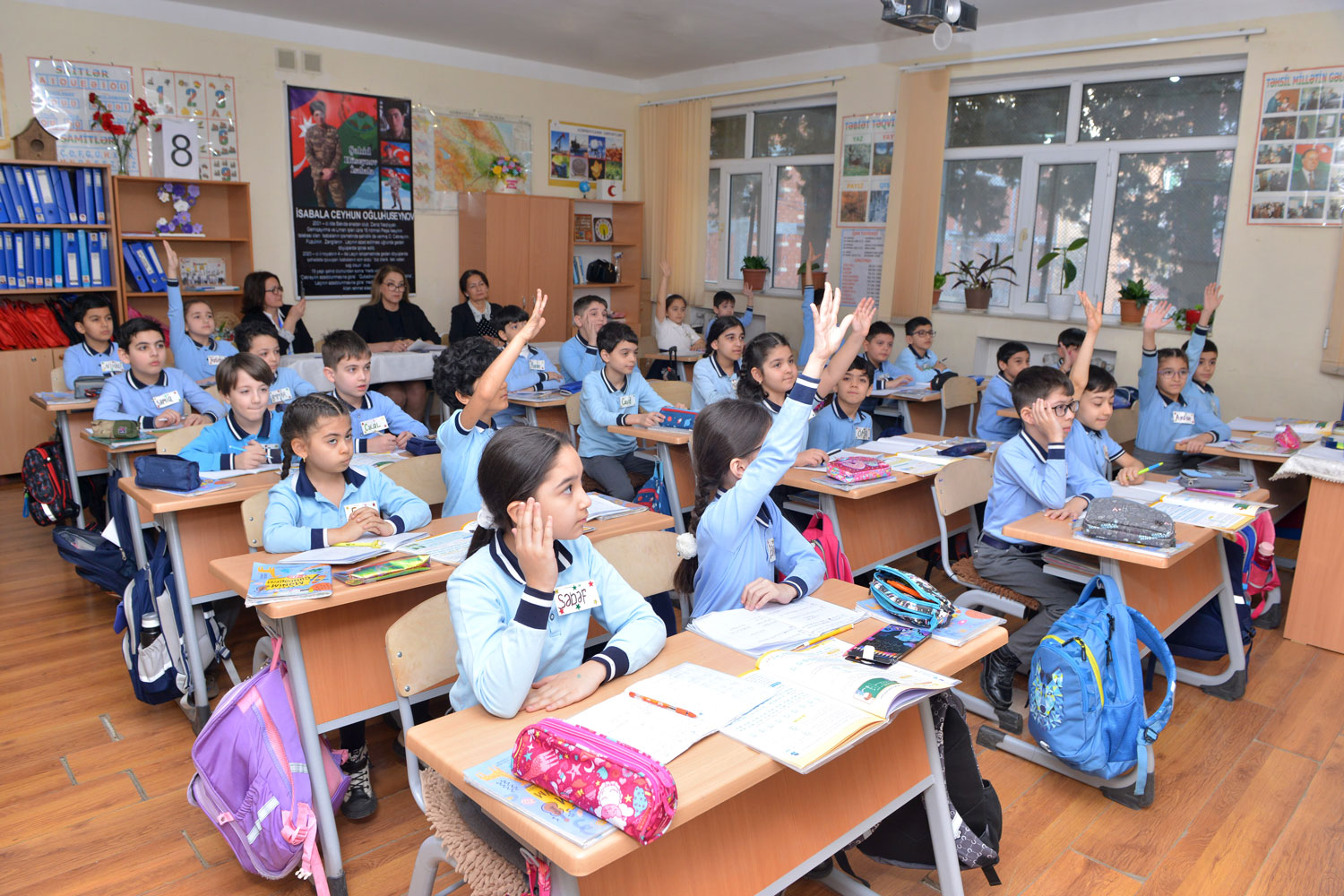 Müxtəlif məktəb müəllimləri bir məktəbdə nümunəvi dərslər keçib