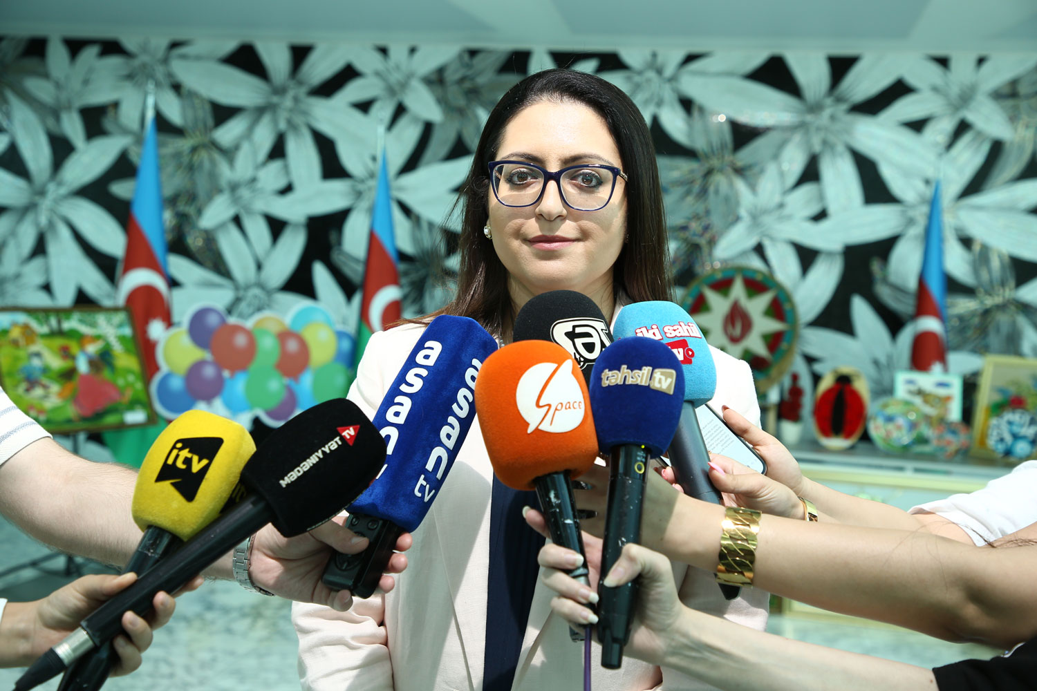 Fidanlar səhnədə uşaqların müdafiəsinə qalxdılar - FOTOLAR