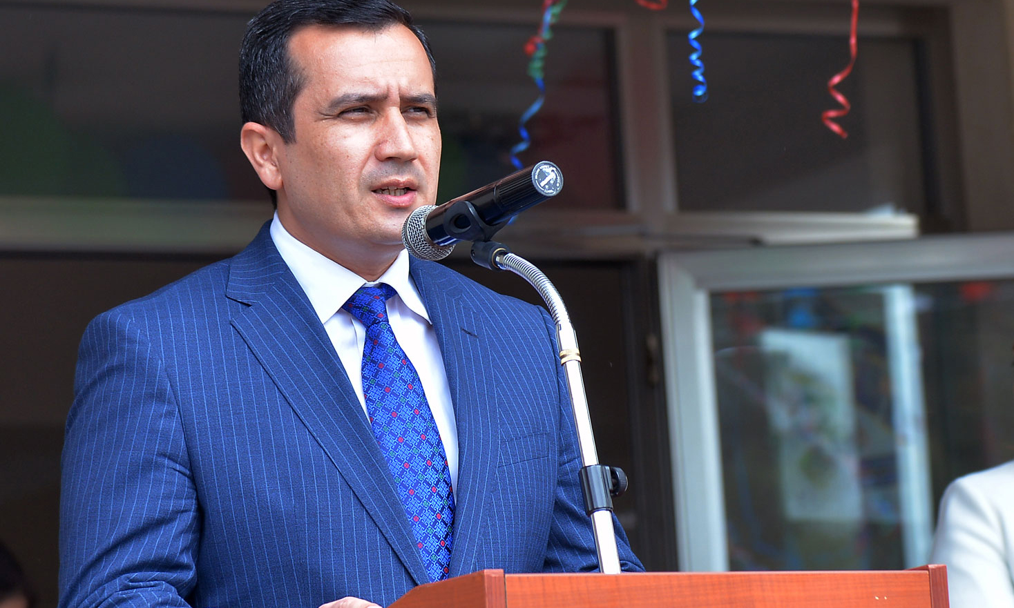 10 May-məktəblilərin yaradıcılıq sərgisi