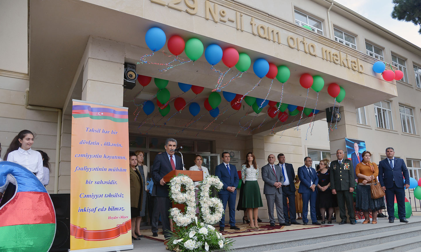 10 May-məktəblilərin yaradıcılıq sərgisi