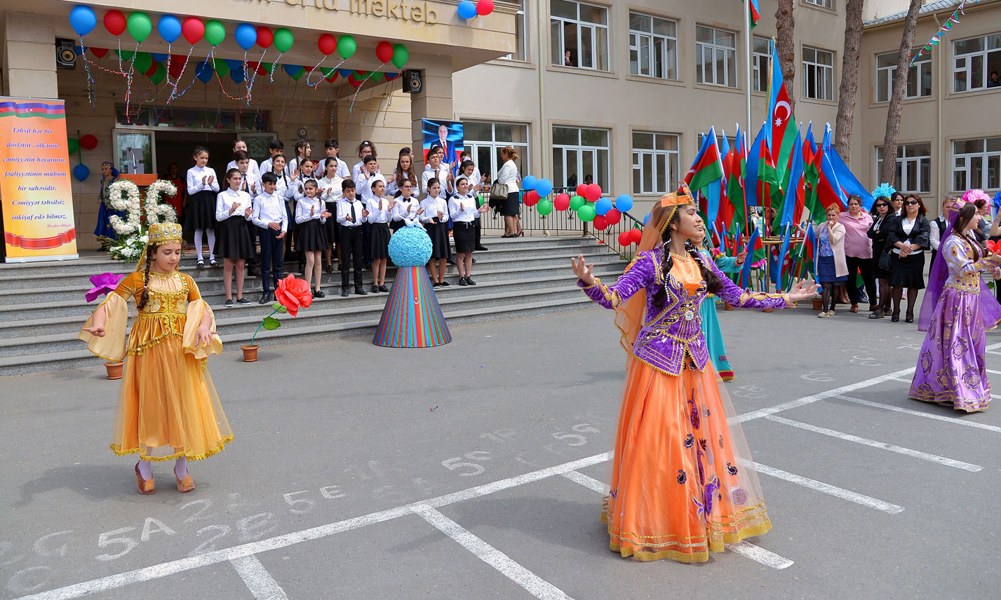 10 May-məktəblilərin yaradıcılıq sərgisi