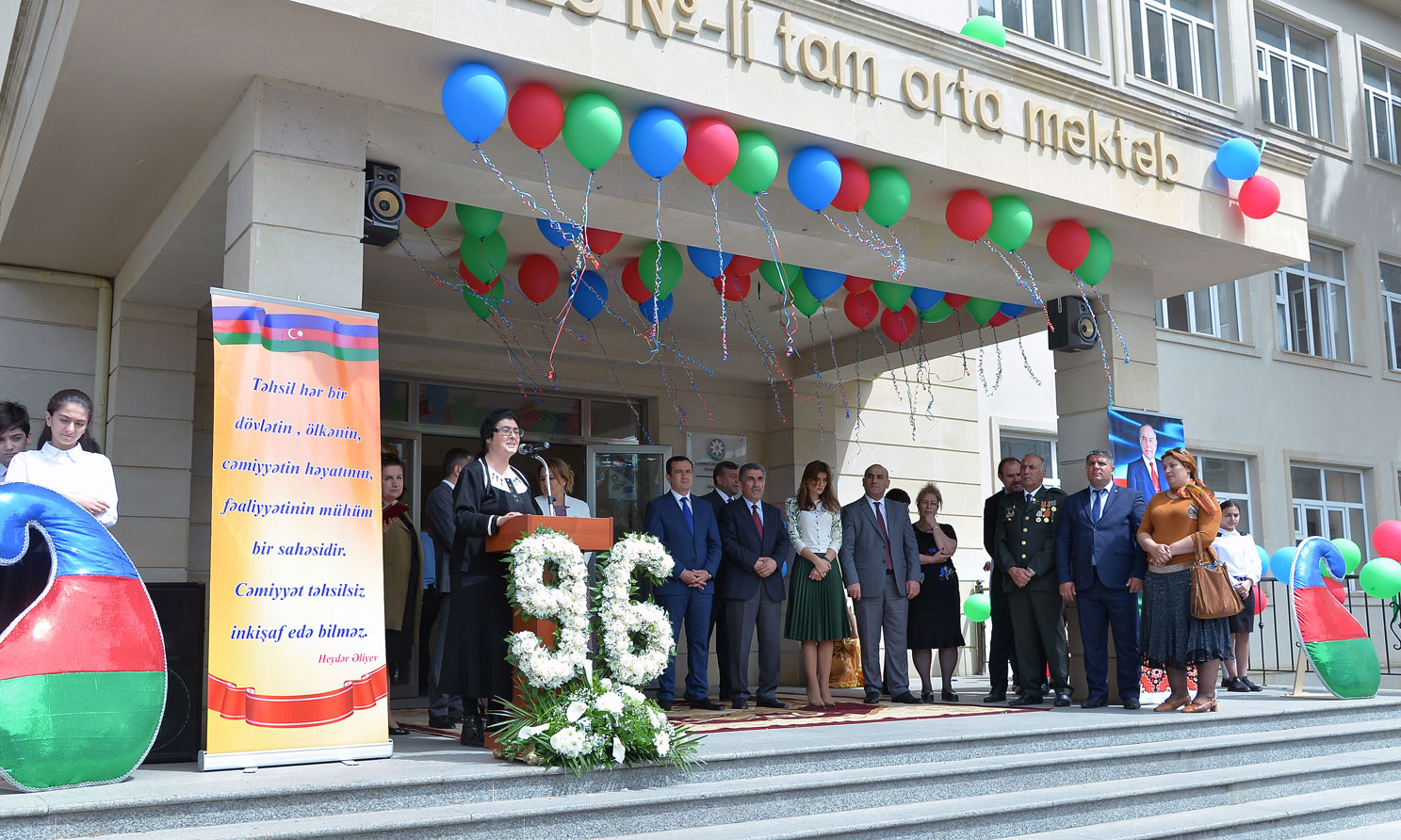 10 May-məktəblilərin yaradıcılıq sərgisi