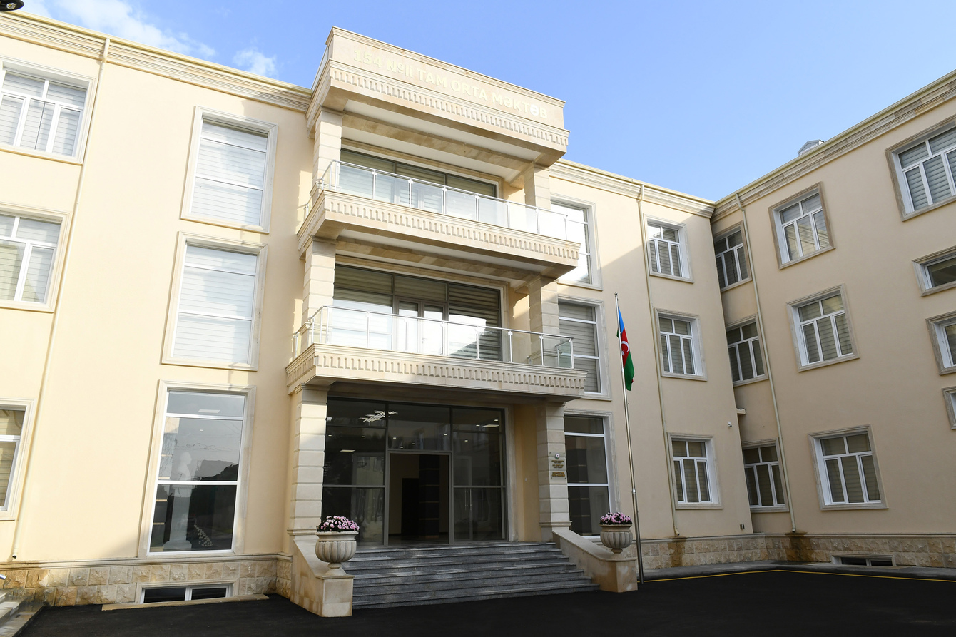 İlham Əliyev Əmircan qəsəbəsindəki 154 nömrəli məktəbin açılışında iştirak edib