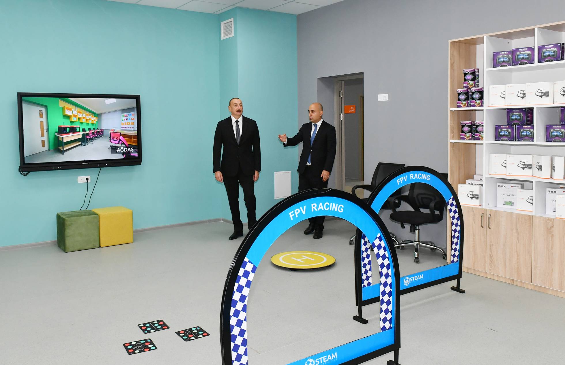 Prezident Saray qəsəbəsində yeni inşa edilən 2 saylı məktəbdə yaradılan şəraitlə tanış olub