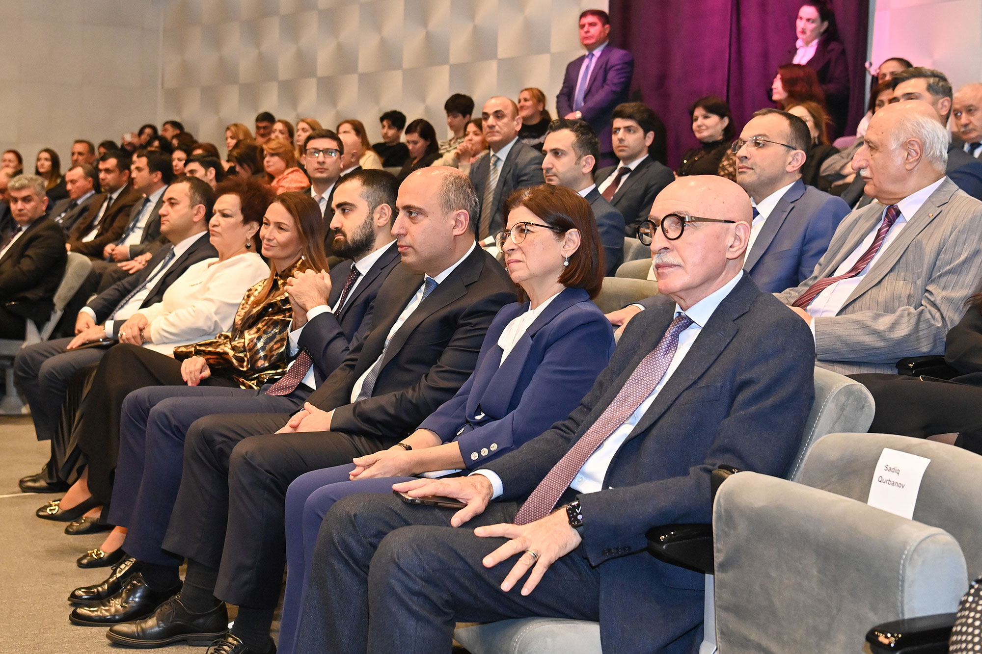 Məktəblilərin xeyriyyə tamaşası