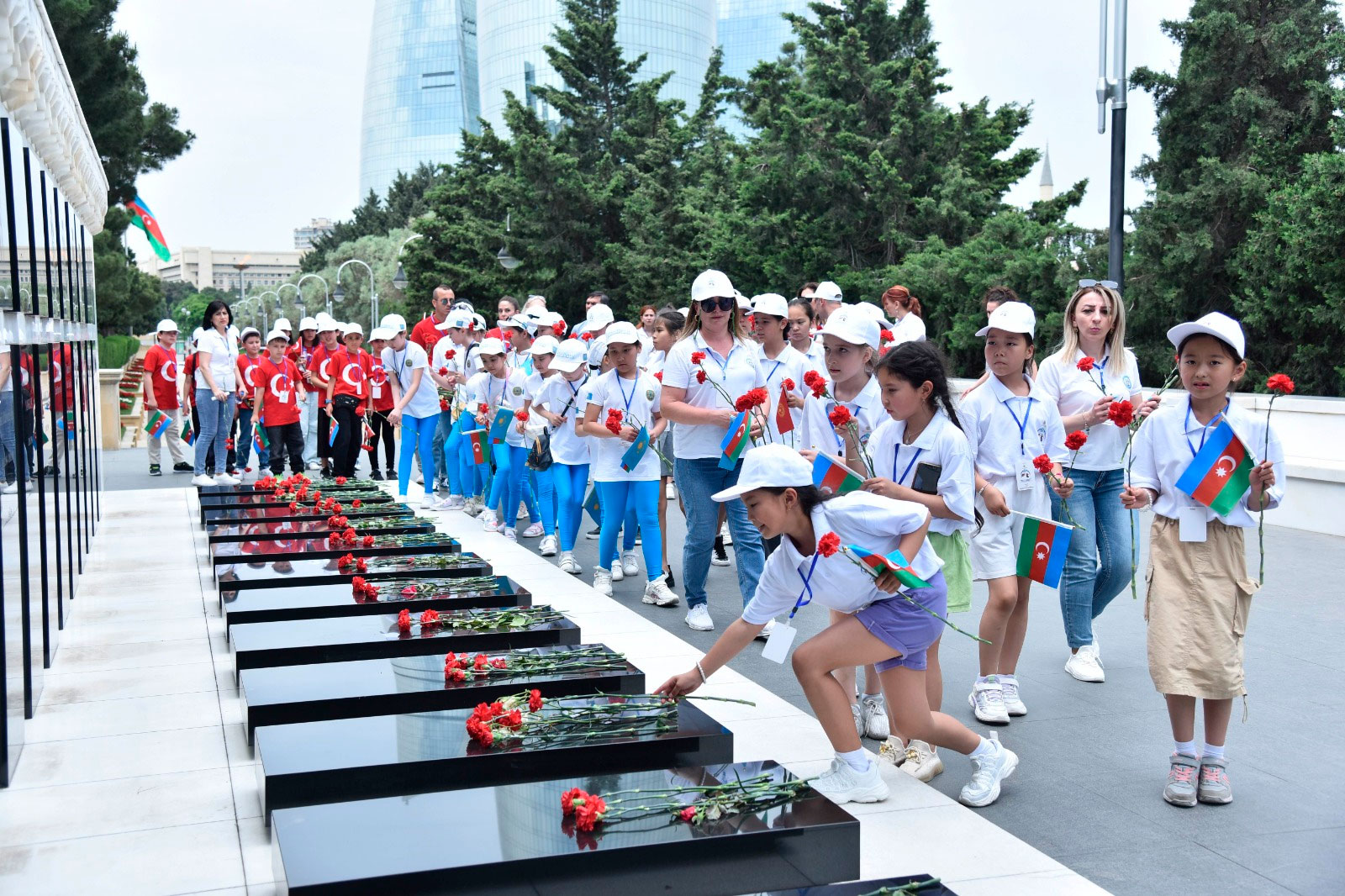 Türkdilli ölkələrin məktəbliləri Fəxri xiyabanı ziyarət ediblər