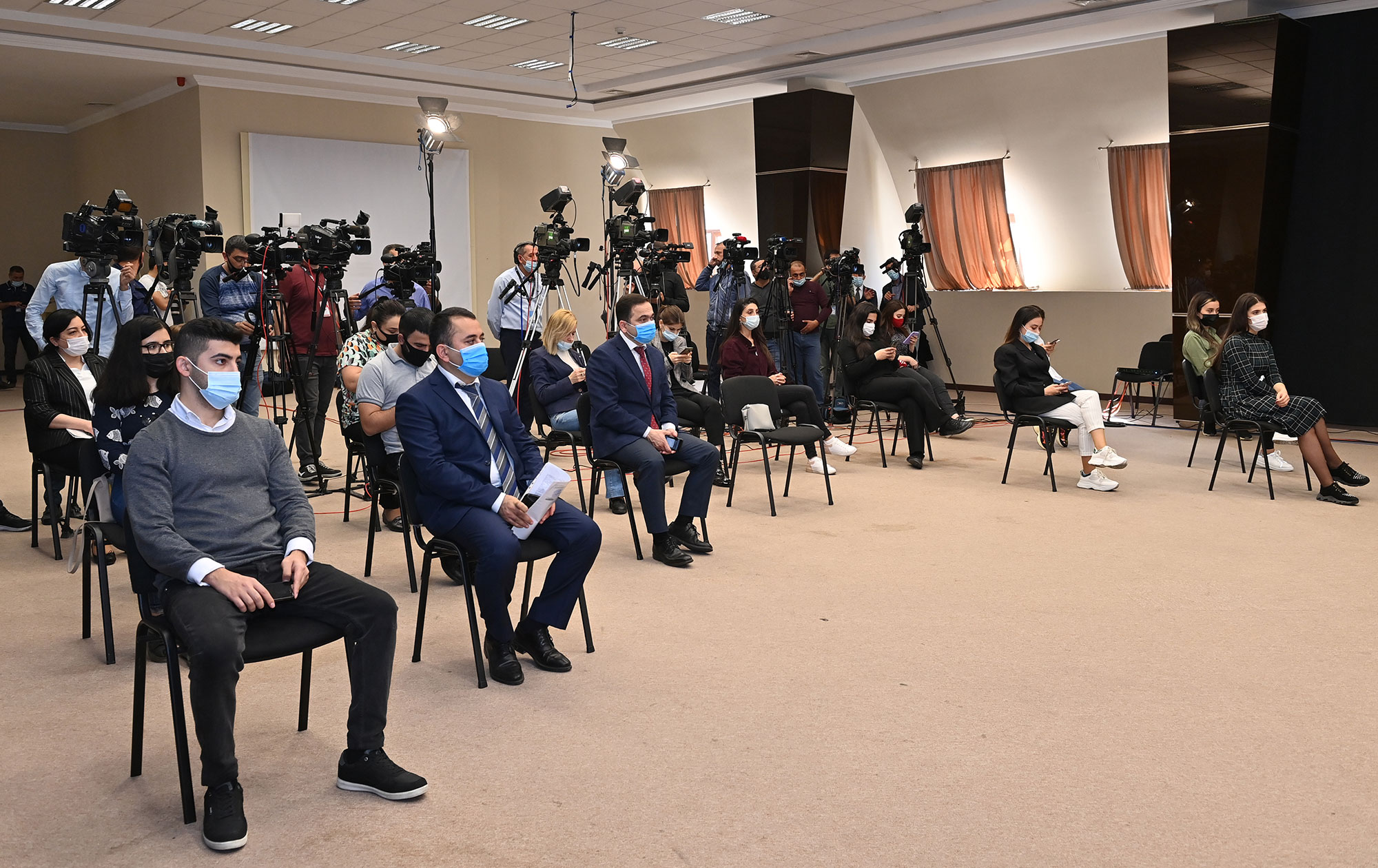 Təhsil naziri Emin Əmrullayev Operativ Qərargahda keçirilən brifinqdə tədris və təlim-tərbiyə prosesi ilə bağlı suallara aydınlıq gətirib