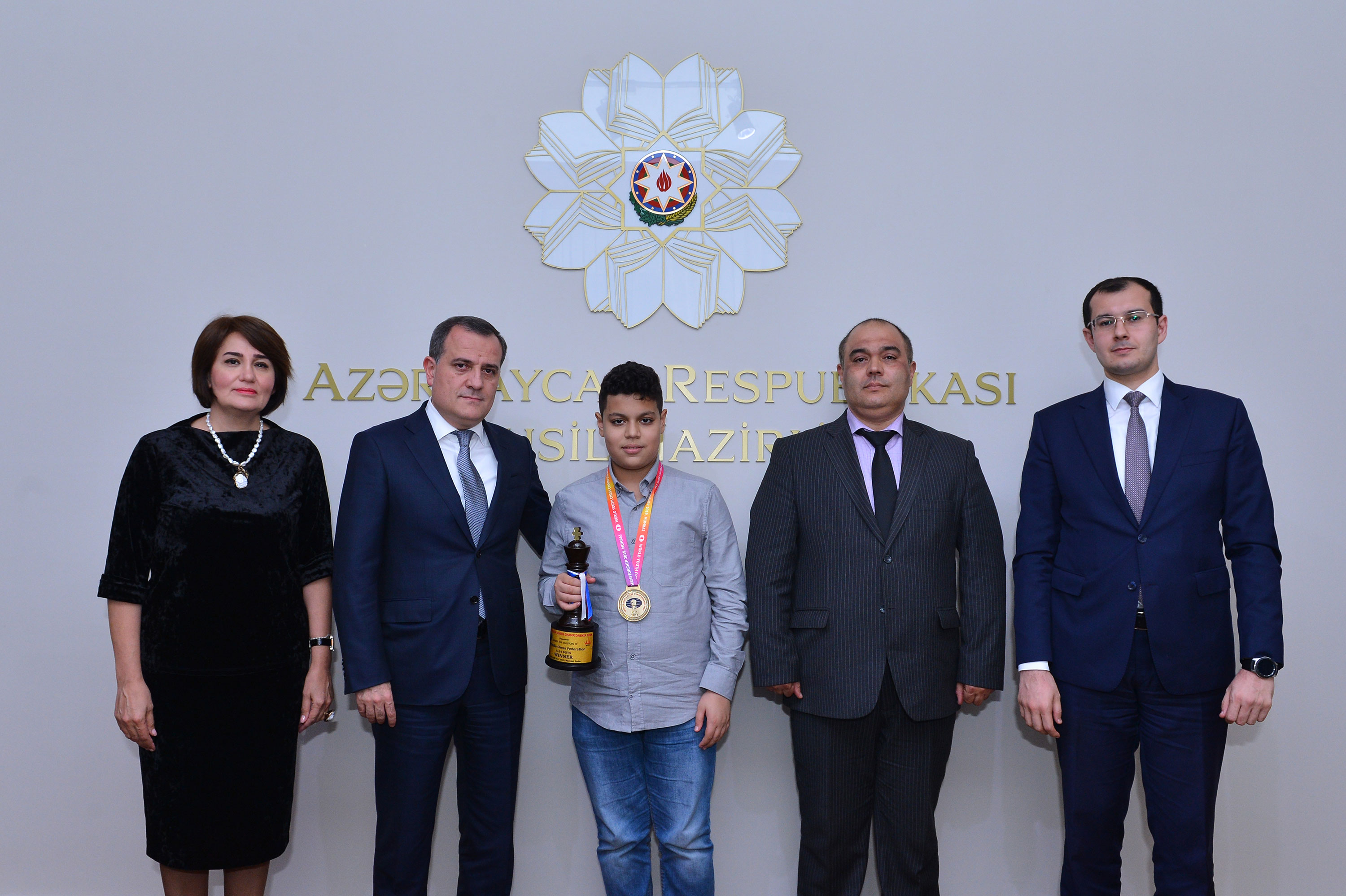 Təhsil naziri dünya çempionu olan məktəbli ilə görüşüb