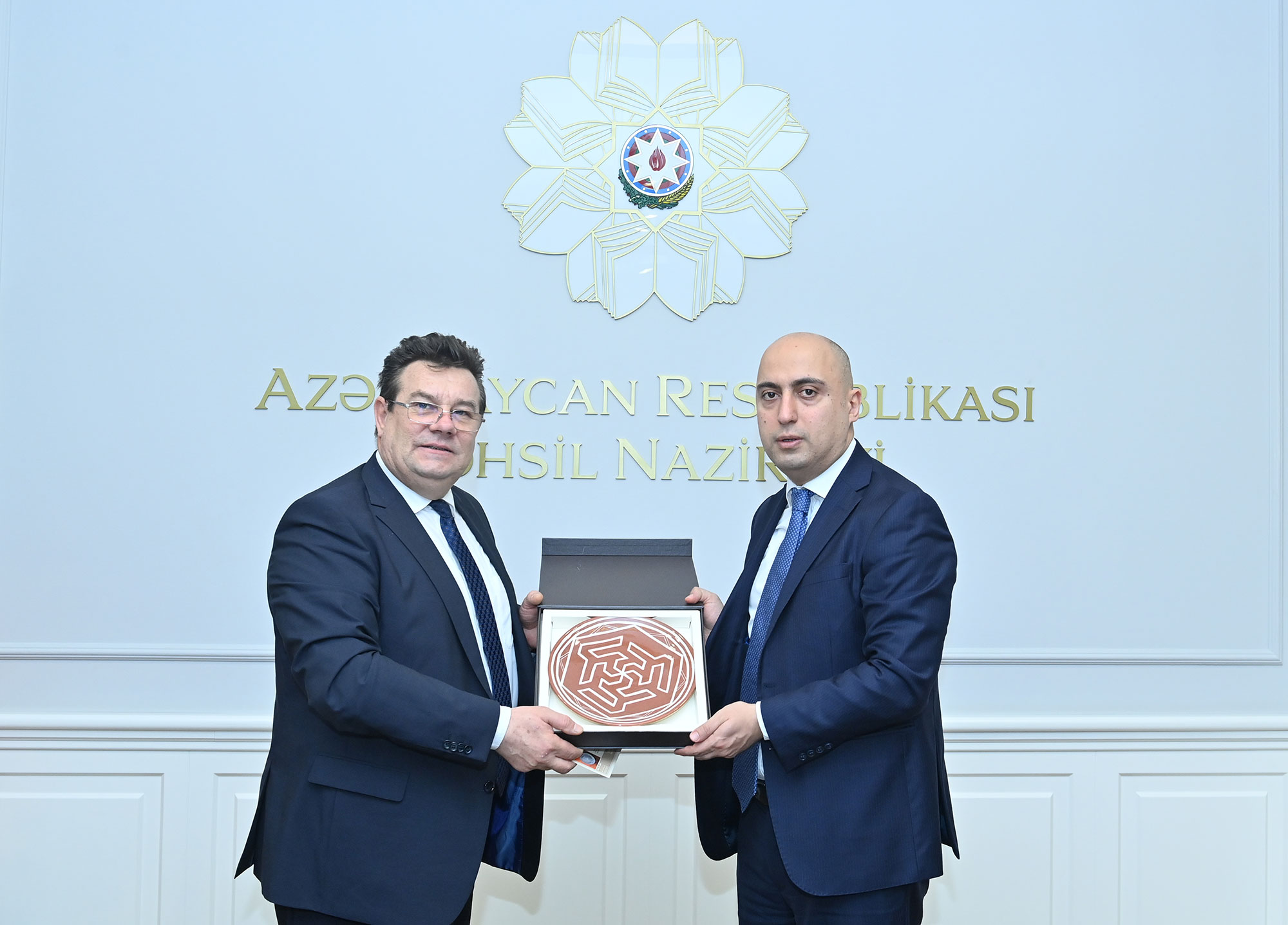 Təhsil naziri Rumıniyanın ölkəmizdəki səfiri ilə görüşüb