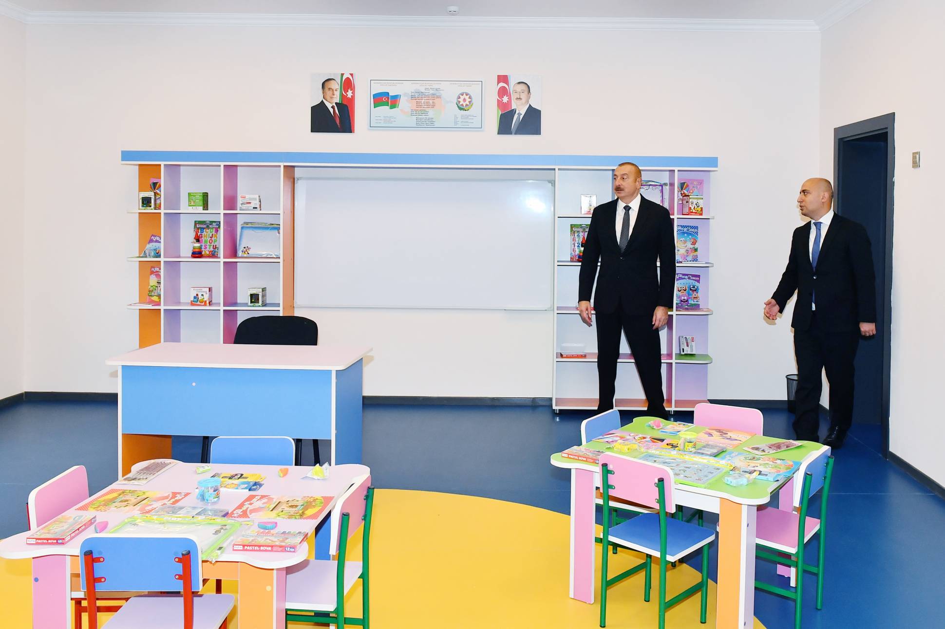 Prezident Bakının Binəqədi rayonunda yeni inşa olunan 335 nömrəli tam orta məktəbin açılışında iştirak edib