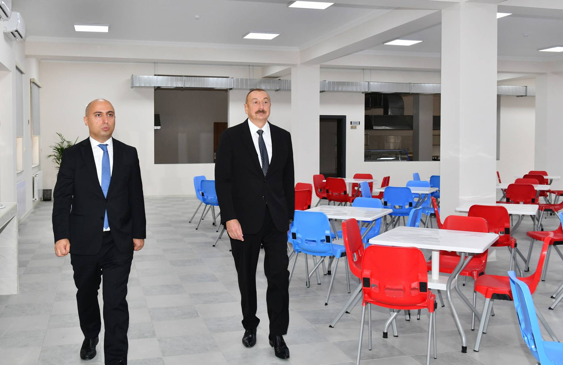 Prezident Bakının Binəqədi rayonunda yeni inşa olunan 335 nömrəli tam orta məktəbin açılışında iştirak edib