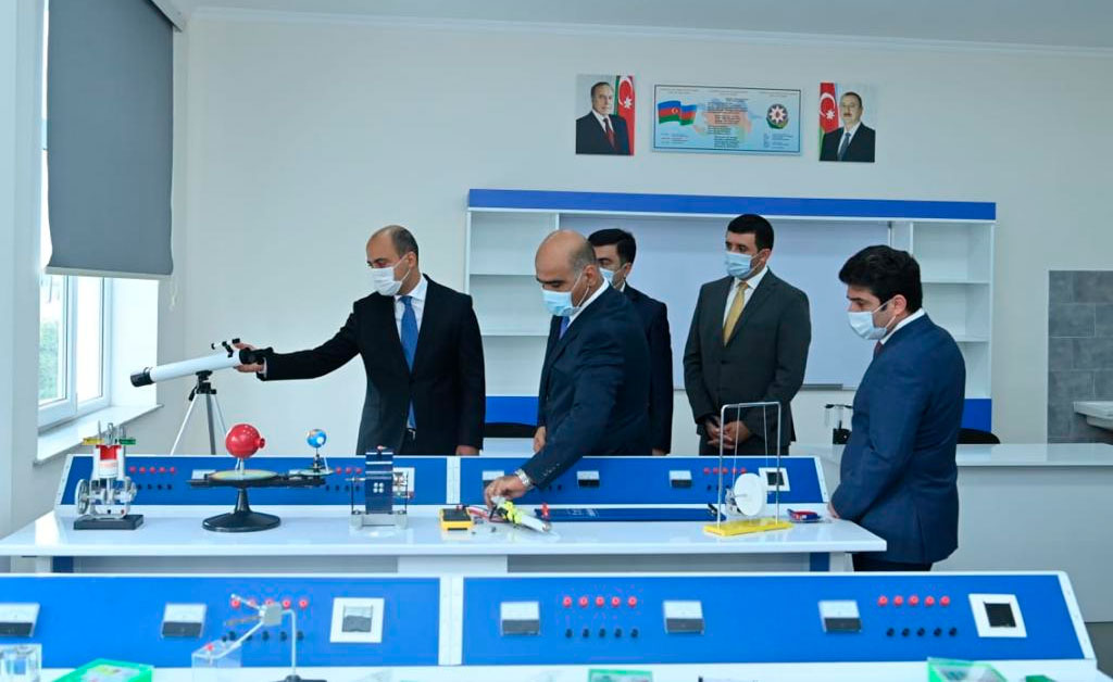 Təhsil naziri Gəncə şəhər İnternat tipli xarici dillər təmayüllü gimnaziyada olub