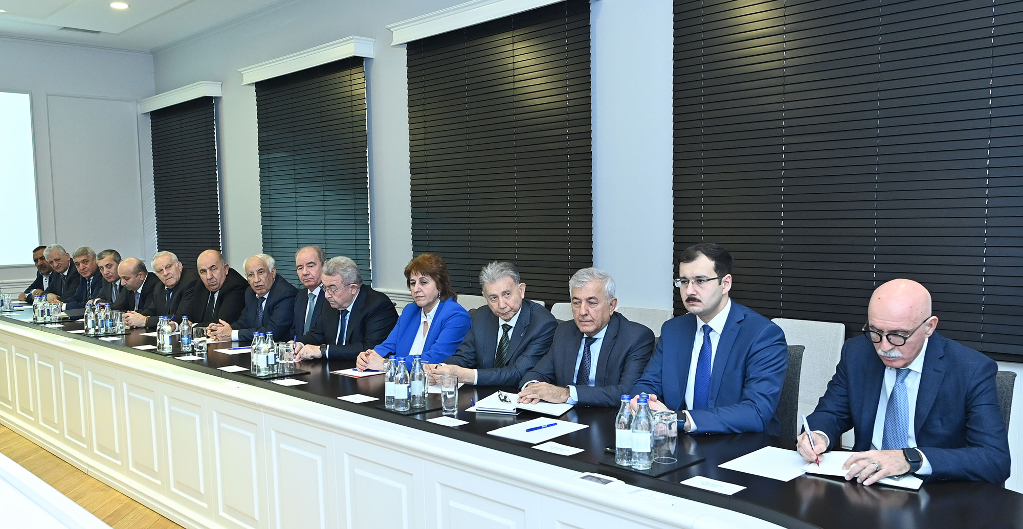 Emin Əmrullayev elmi-tədqiqat institutlarının direktorları ilə görüşüb