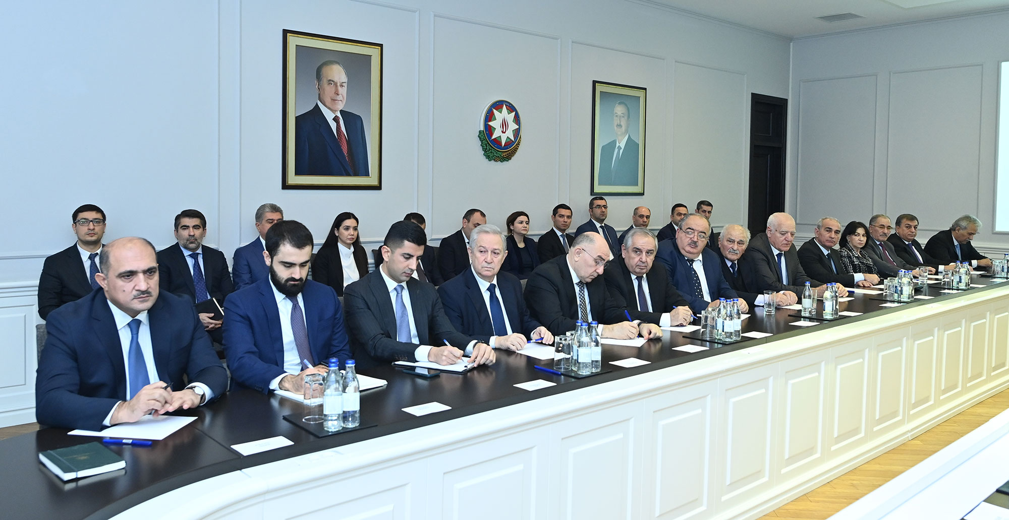 Emin Əmrullayev elmi-tədqiqat institutlarının direktorları ilə görüşüb