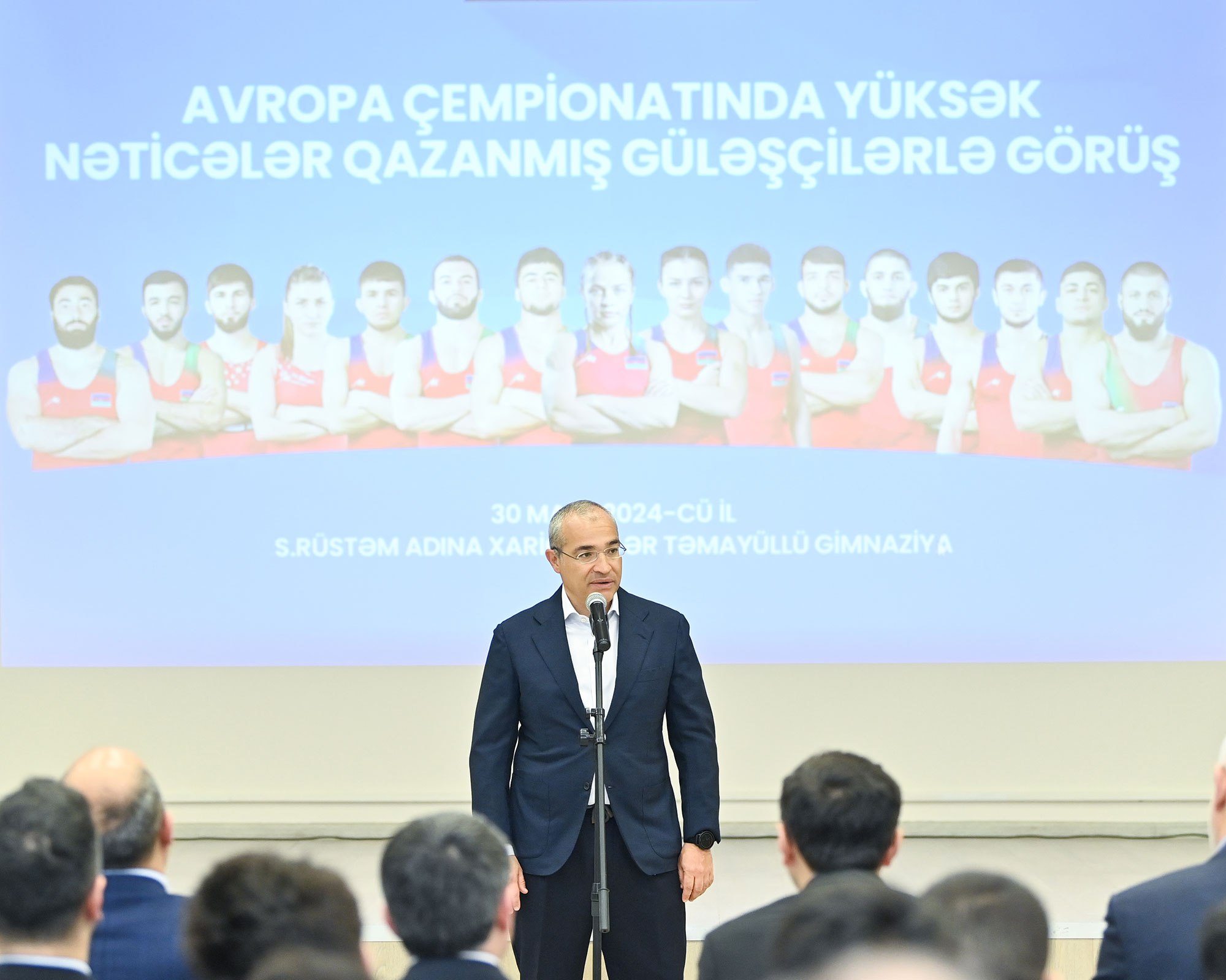 Avropa çempionatında yüksək nəticələr əldə etmiş güləşçilərlə və Xarici Dillər Təmayüllü Gimnaziyada təhsil alan şagird-güləşçilərlə görüş keçirilib