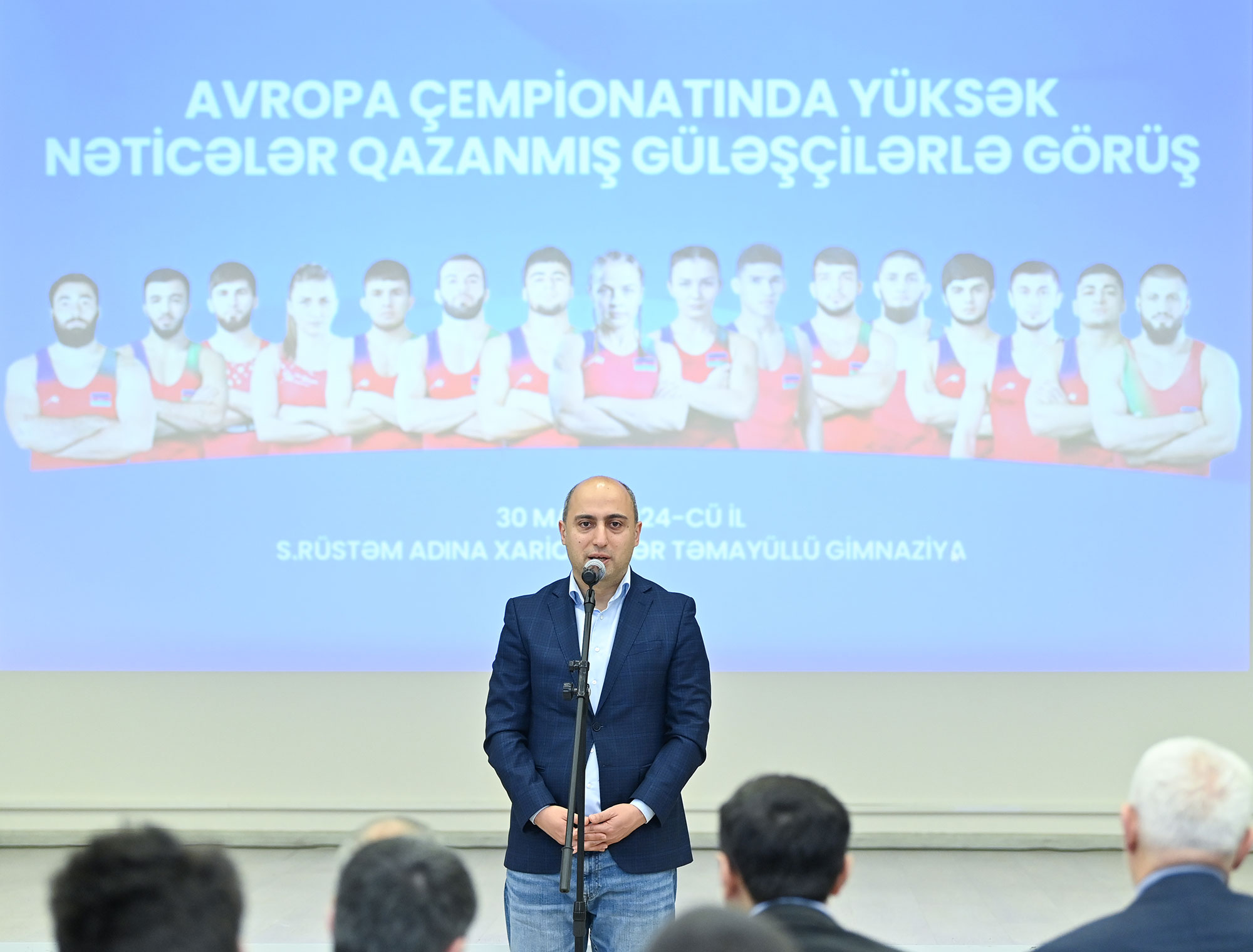 Avropa çempionatında yüksək nəticələr əldə etmiş güləşçilərlə və Xarici Dillər Təmayüllü Gimnaziyada təhsil alan şagird-güləşçilərlə görüş keçirilib