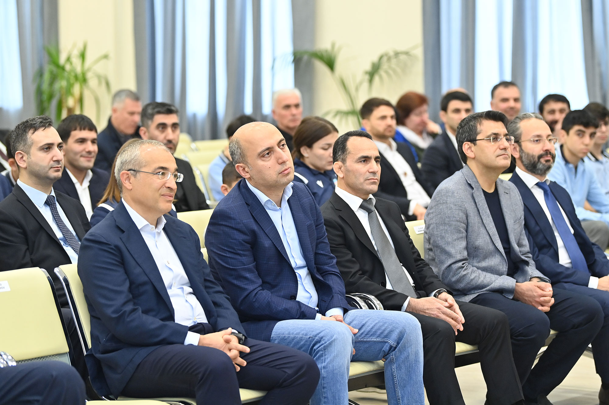 Avropa çempionatında yüksək nəticələr əldə etmiş güləşçilərlə və Xarici Dillər Təmayüllü Gimnaziyada təhsil alan şagird-güləşçilərlə görüş keçirilib
