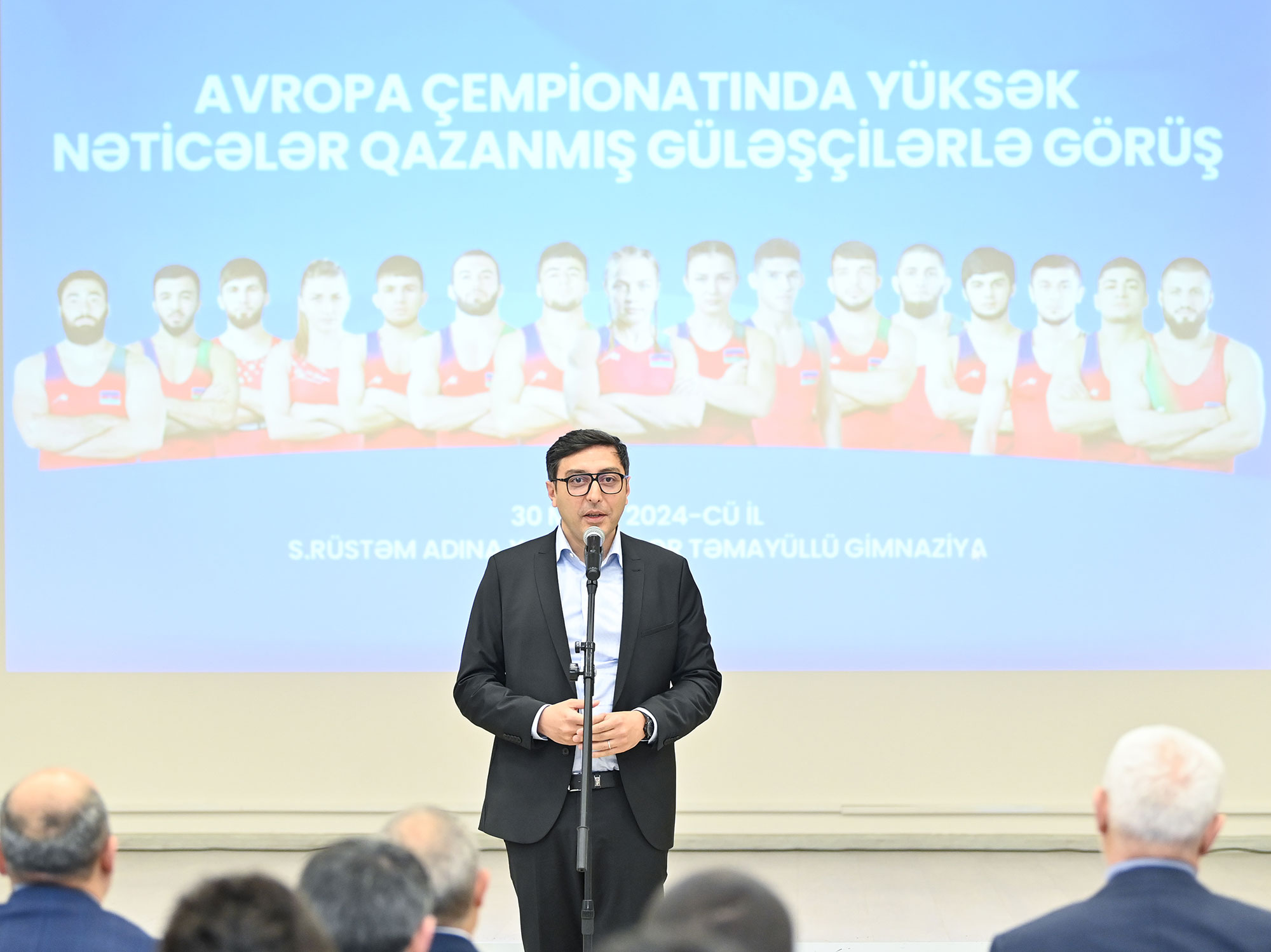Avropa çempionatında yüksək nəticələr əldə etmiş güləşçilərlə və Xarici Dillər Təmayüllü Gimnaziyada təhsil alan şagird-güləşçilərlə görüş keçirilib