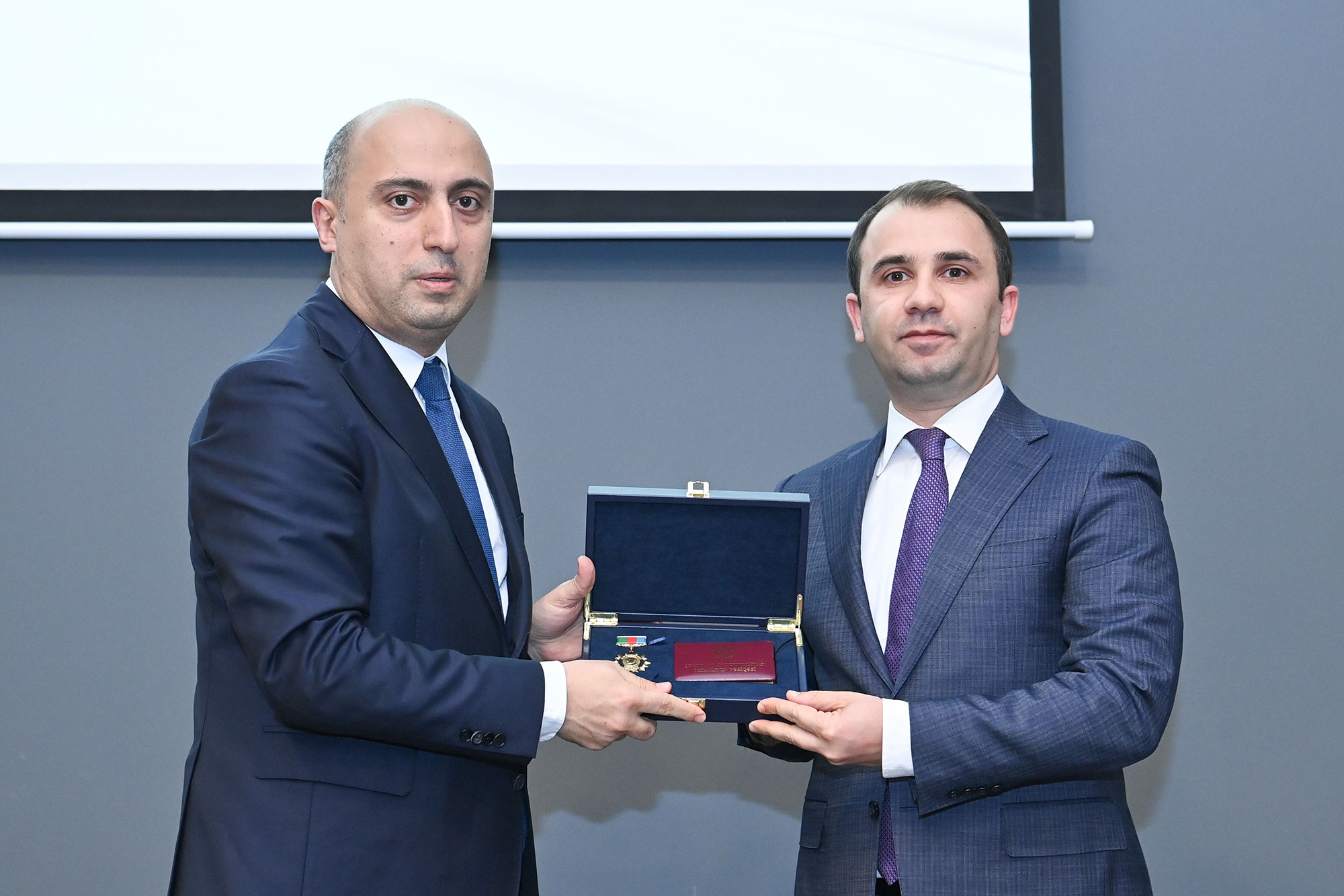 Elm və təhsil işçilərinə