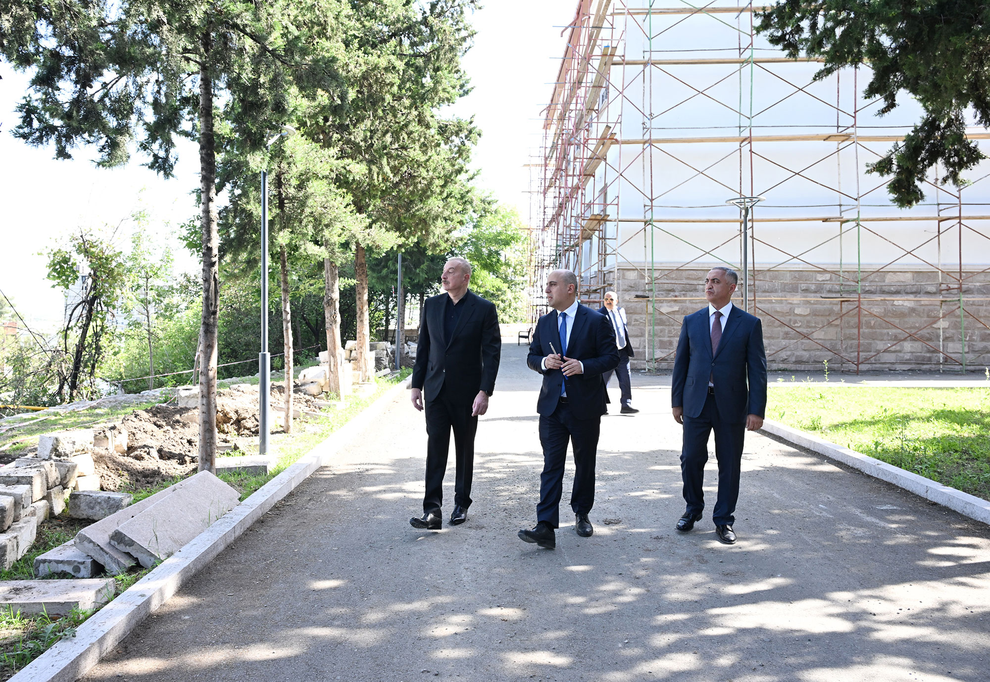 Prezident İlham Əliyev Xankəndidə Qarabağ Universitetində görülən işlərlə tanış olub