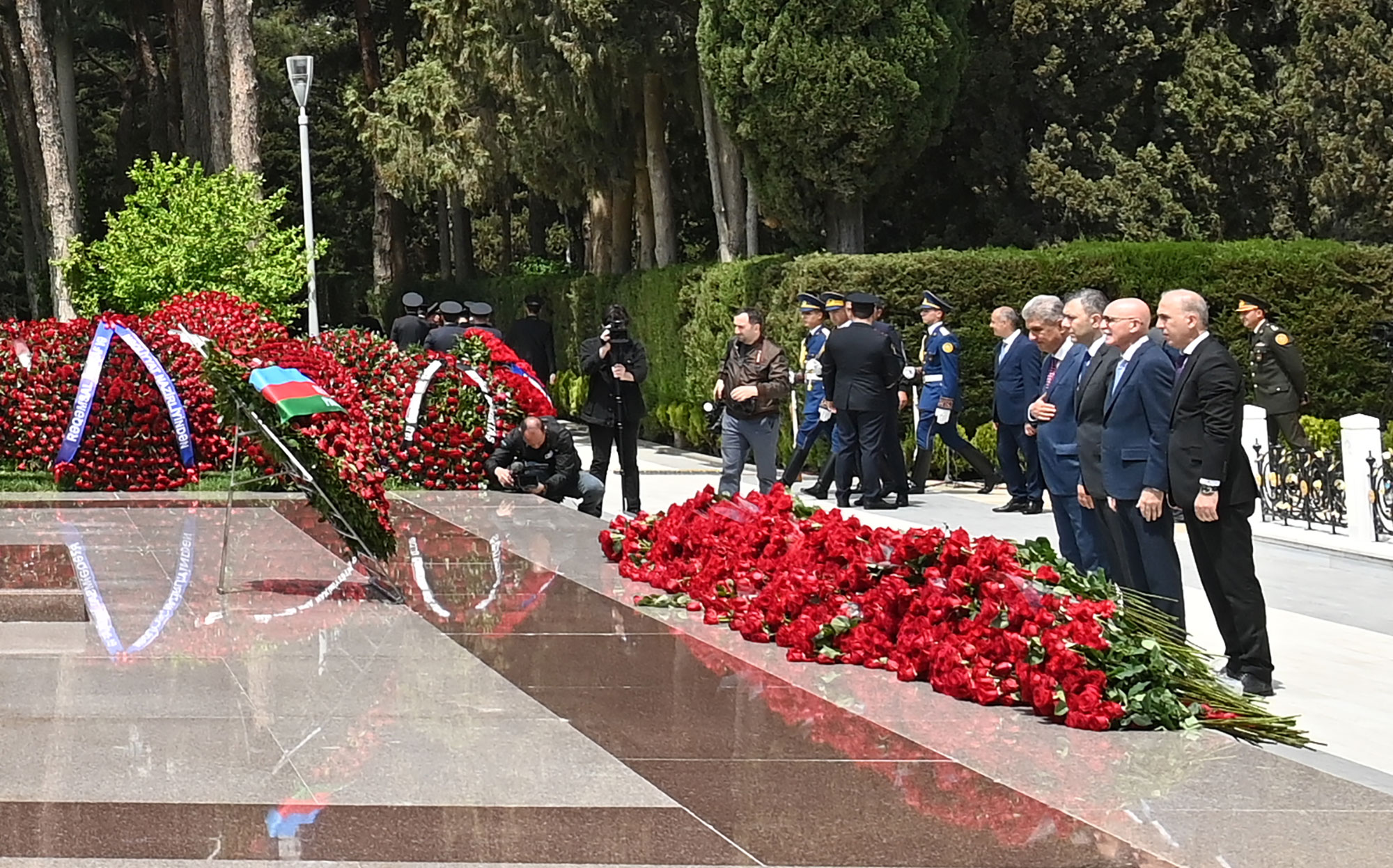 Ulu Öndərin məzarı ziyarət edilib