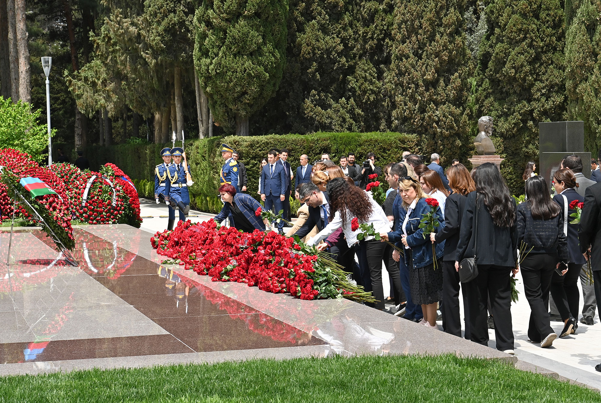 Ulu Öndərin məzarı ziyarət edilib