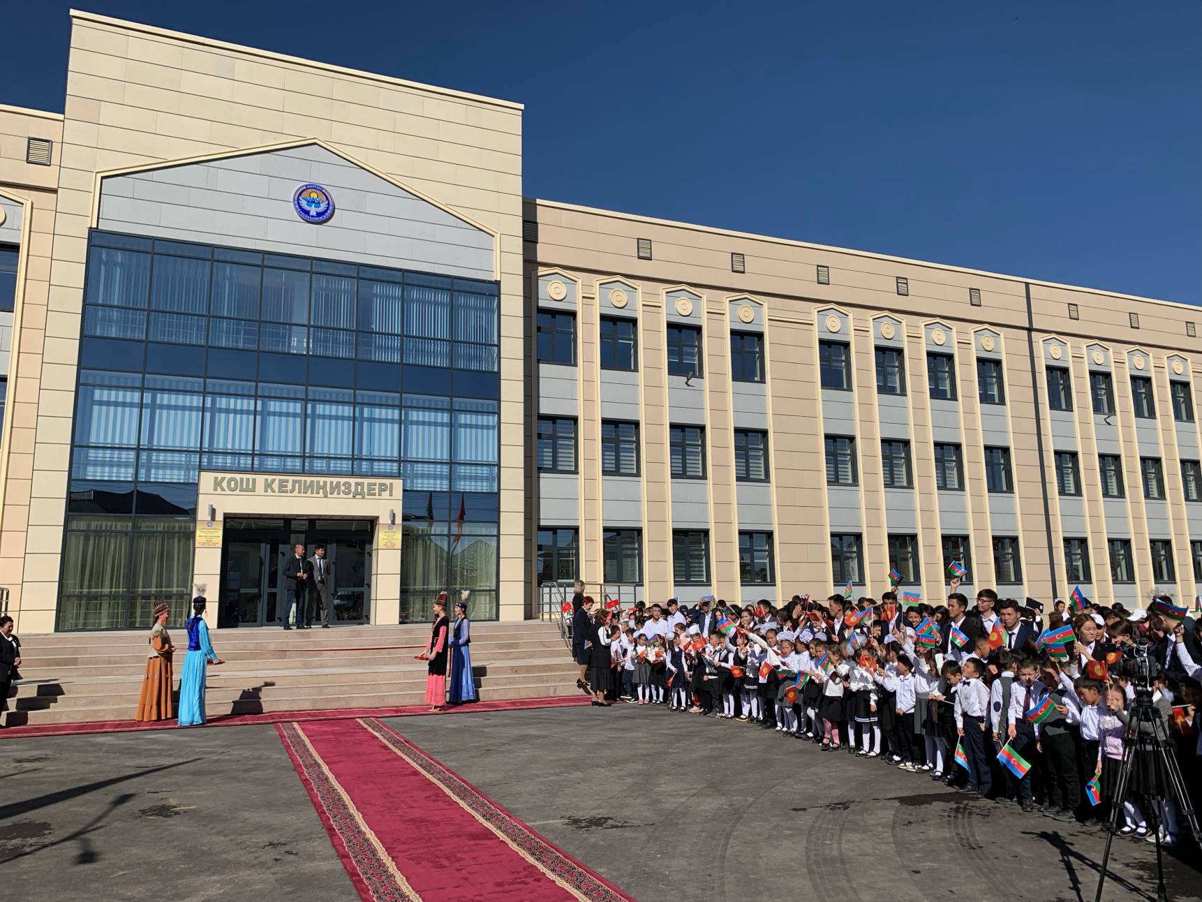 Azərbaycan Respublikasının Prezidenti İlham Əliyev və Qırğız Respublikasının Prezidenti Sadır Japarov Nizami Gəncəvi adına 103 saylı məktəbin açılış mərasimində iştirak ediblər