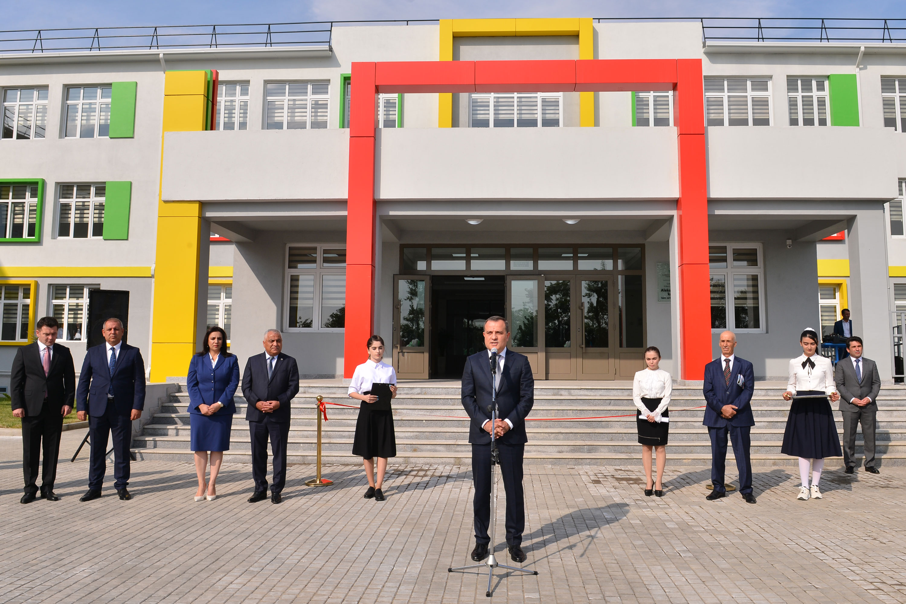 Təhsil naziri Qubanın Alekseyevka kəndində ilk dərs günündə iştirak edib