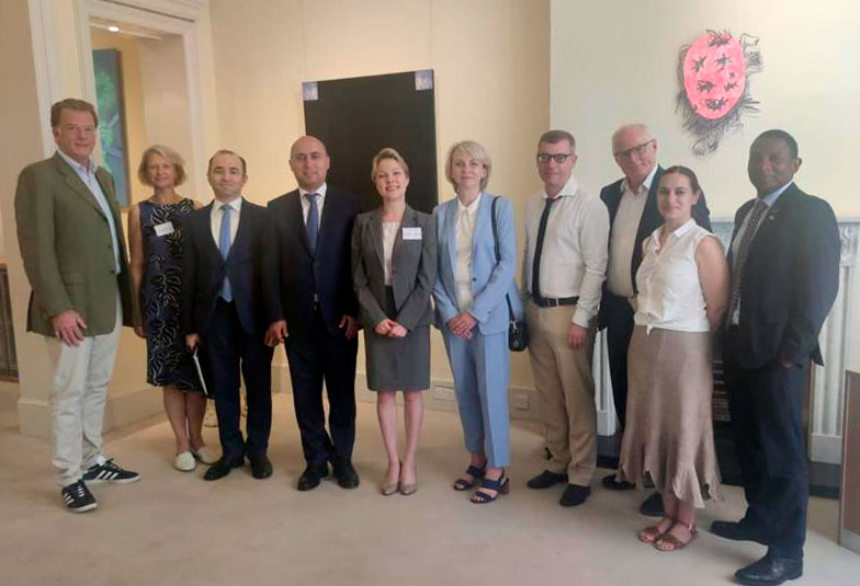 Təhsil naziri Böyük Britaniya və Şimali İrlandiya Birləşmiş Krallığında səfərdədir