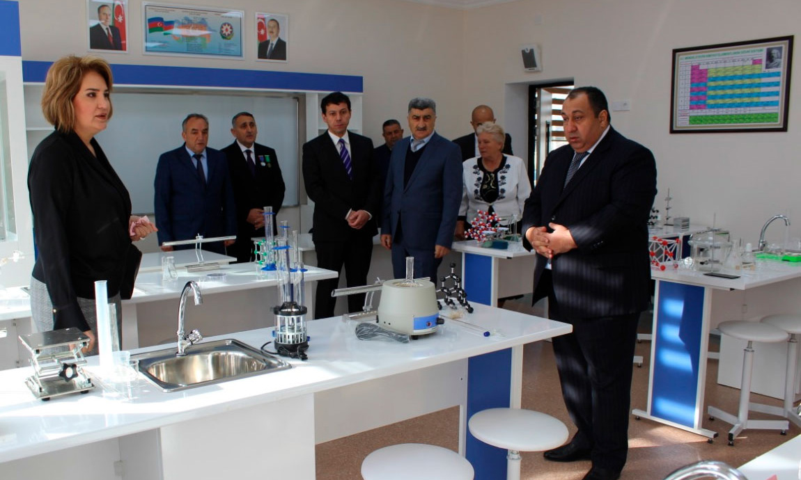 Nazir müavini Məhəbbət Vəliyeva Xızıda məktəb açılışında