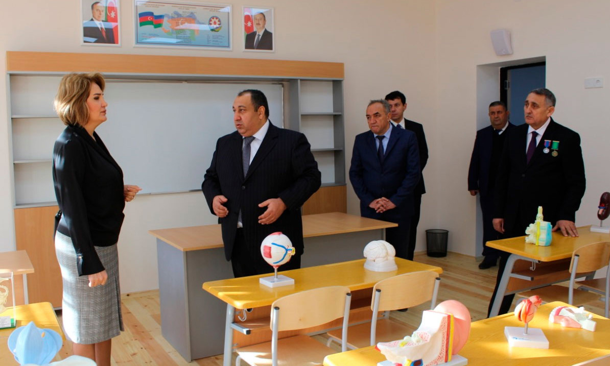 Nazir müavini Məhəbbət Vəliyeva Xızıda məktəb açılışında