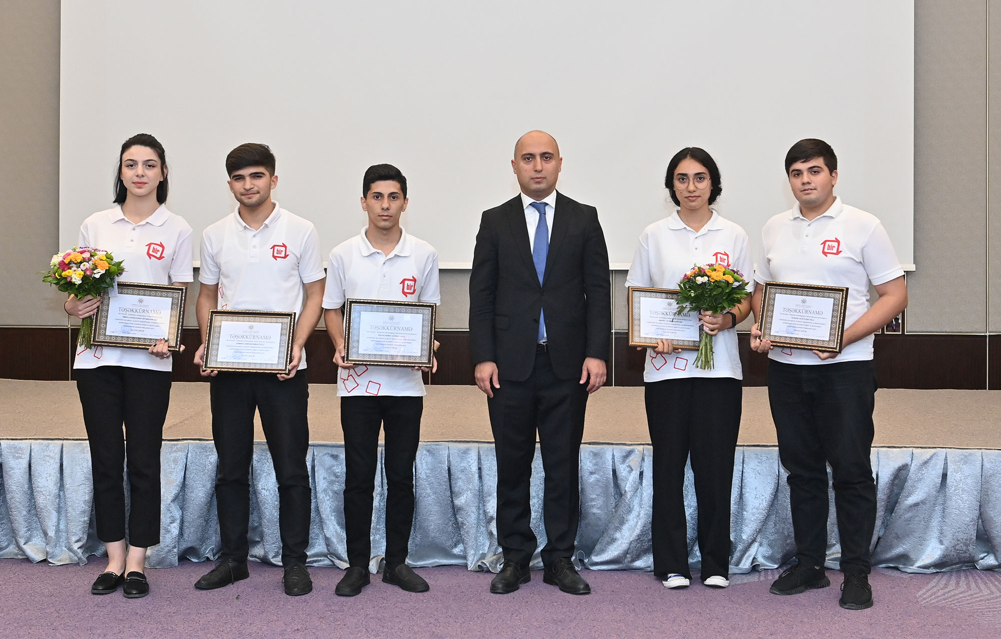 İlk sertifikatlar elm və təhsili naziri tərəfindən müəllimlərə təqdim edildi