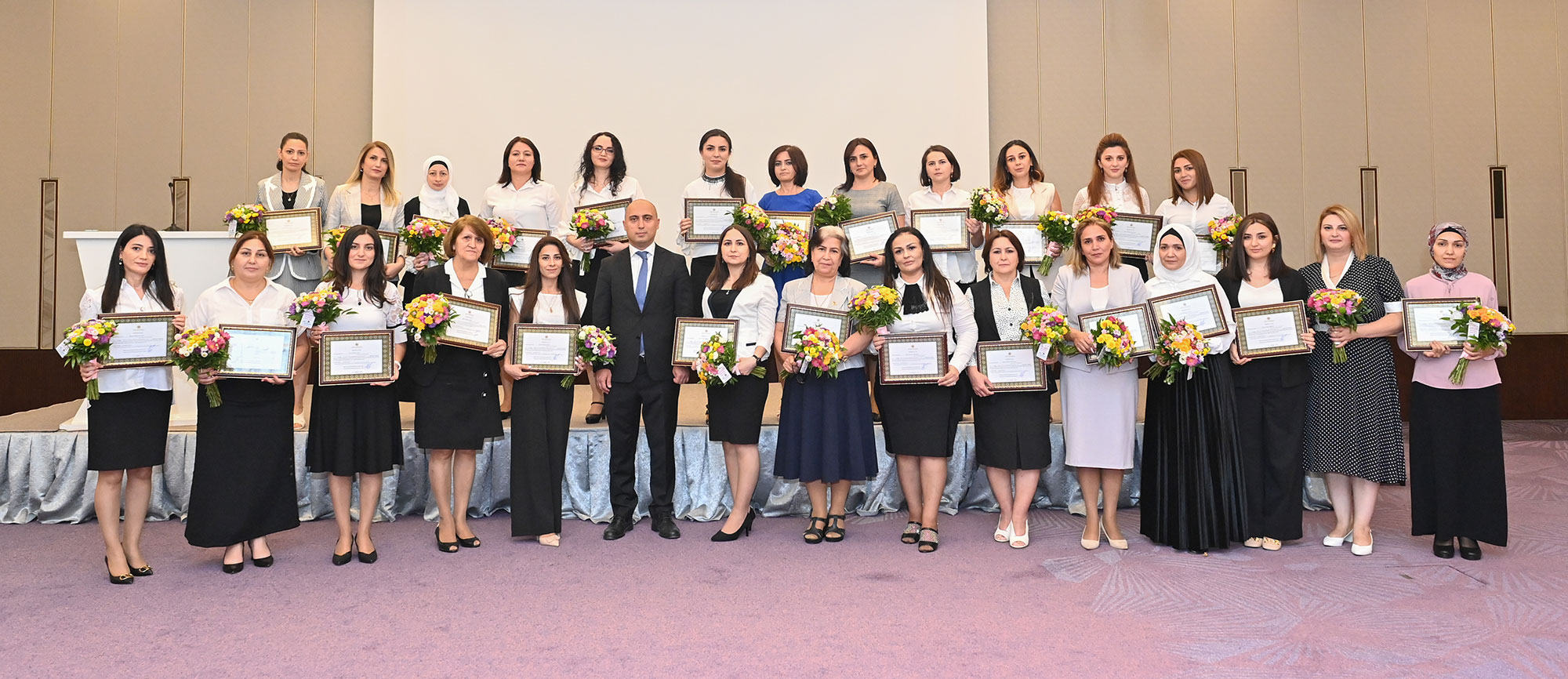 İlk sertifikatlar elm və təhsili naziri tərəfindən müəllimlərə təqdim edildi