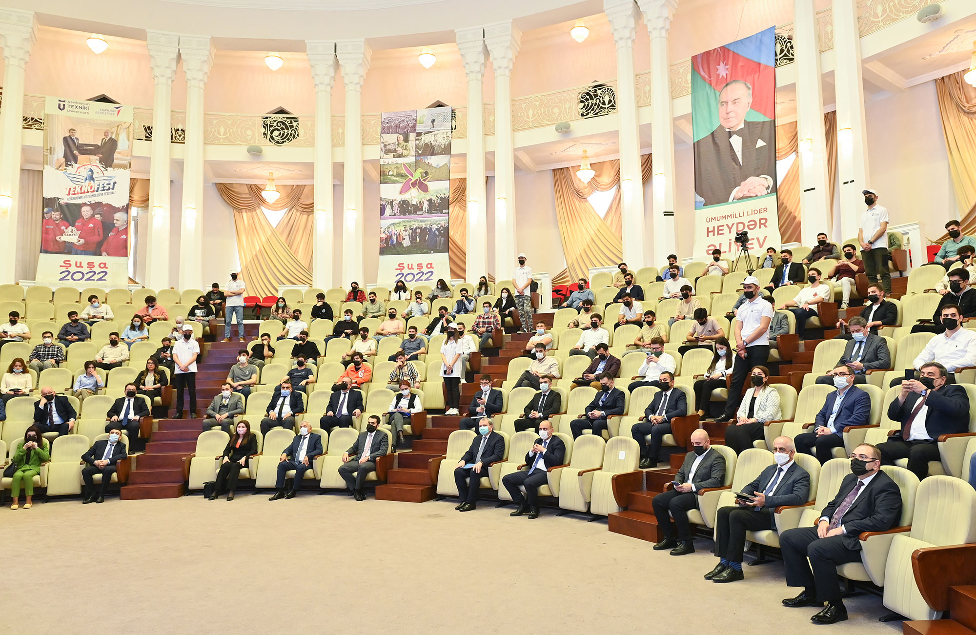 Təhsil naziri “Code Academy”nin məzunu olan AzTU tələbələrinə diplomları təqdim edib