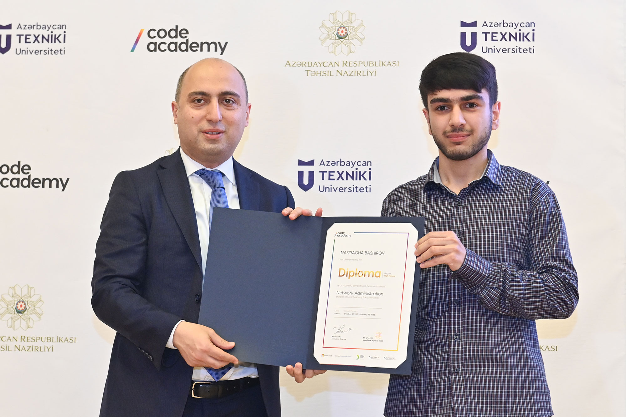 Təhsil naziri “Code Academy”nin məzunu olan AzTU tələbələrinə diplomları təqdim edib