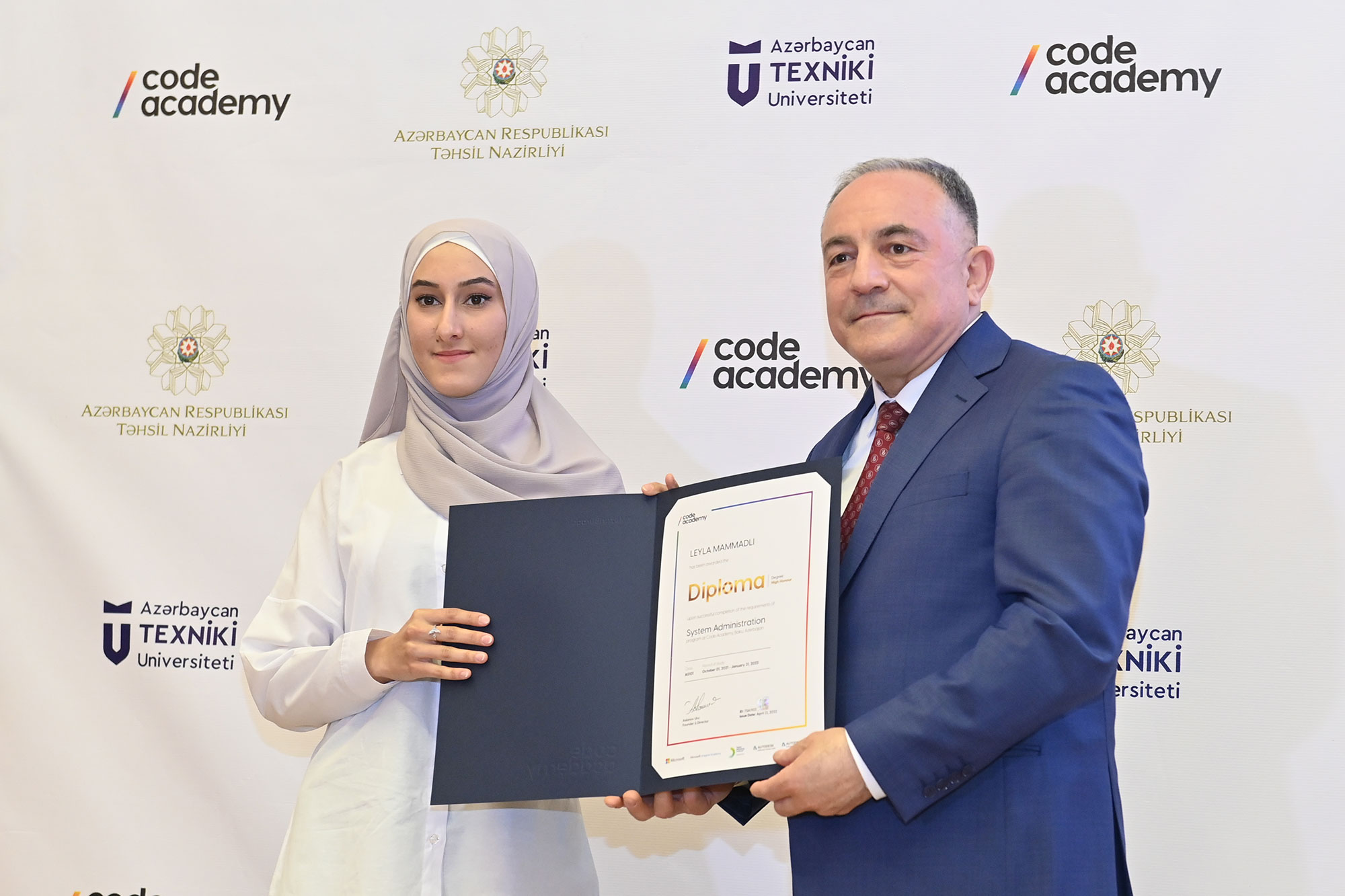 Təhsil naziri “Code Academy”nin məzunu olan AzTU tələbələrinə diplomları təqdim edib