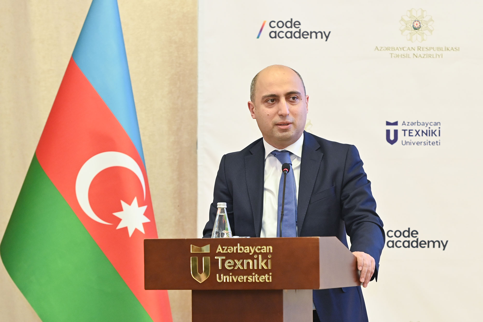Təhsil naziri “Code Academy”nin məzunu olan AzTU tələbələrinə diplomları təqdim edib