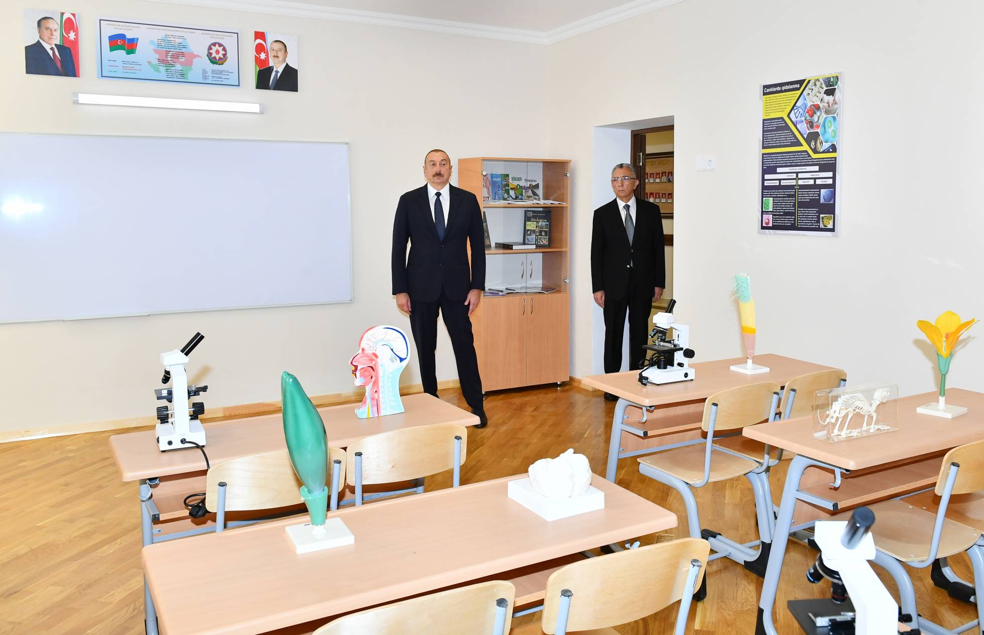 Prezident Bakının Nəsimi rayonunda yeni korpusu tikilən 35 saylı tam orta məktəbdə yaradılan şəraitlə tanış olub