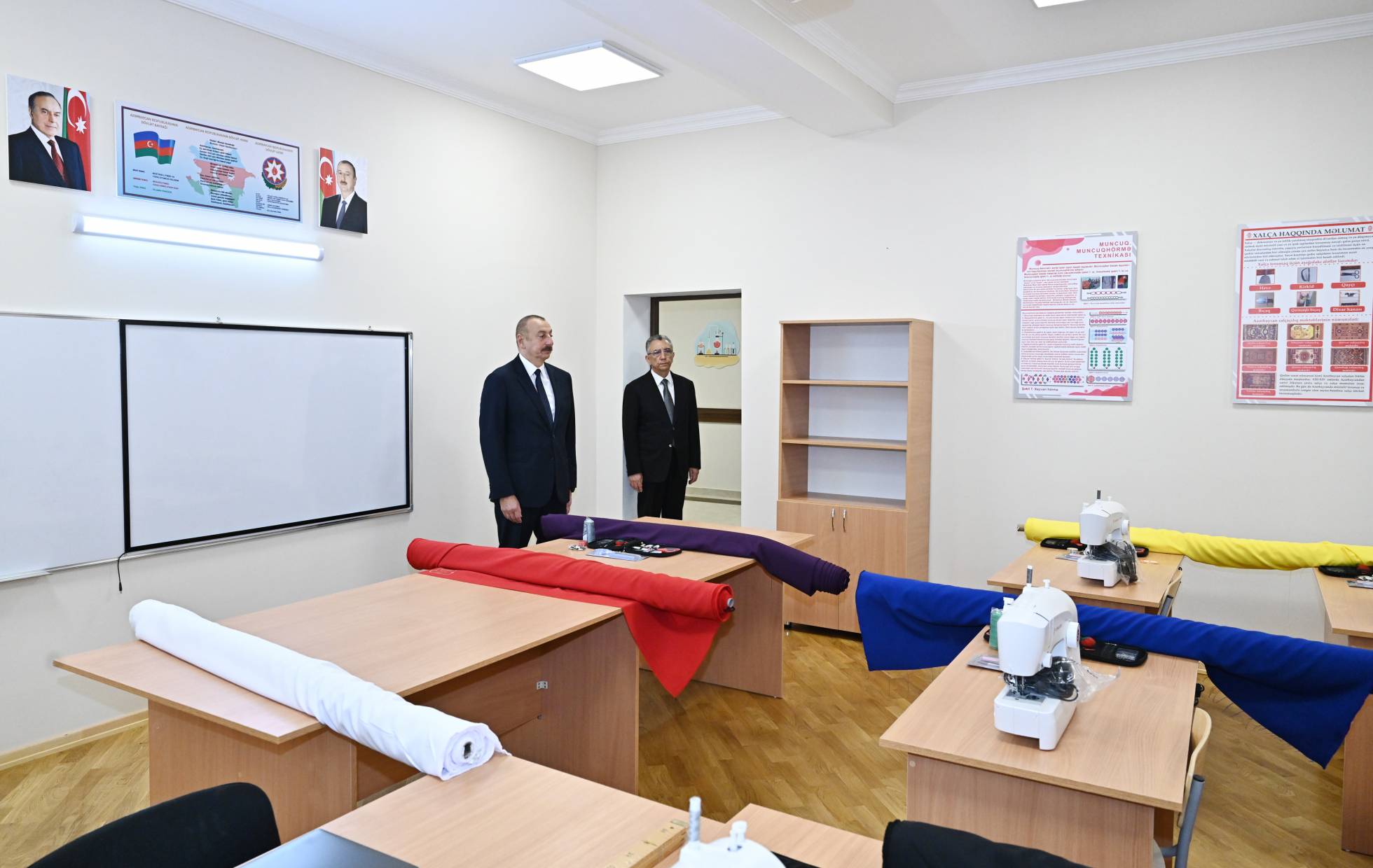 Prezident Bakının Nəsimi rayonunda yeni korpusu tikilən 35 saylı tam orta məktəbdə yaradılan şəraitlə tanış olub
