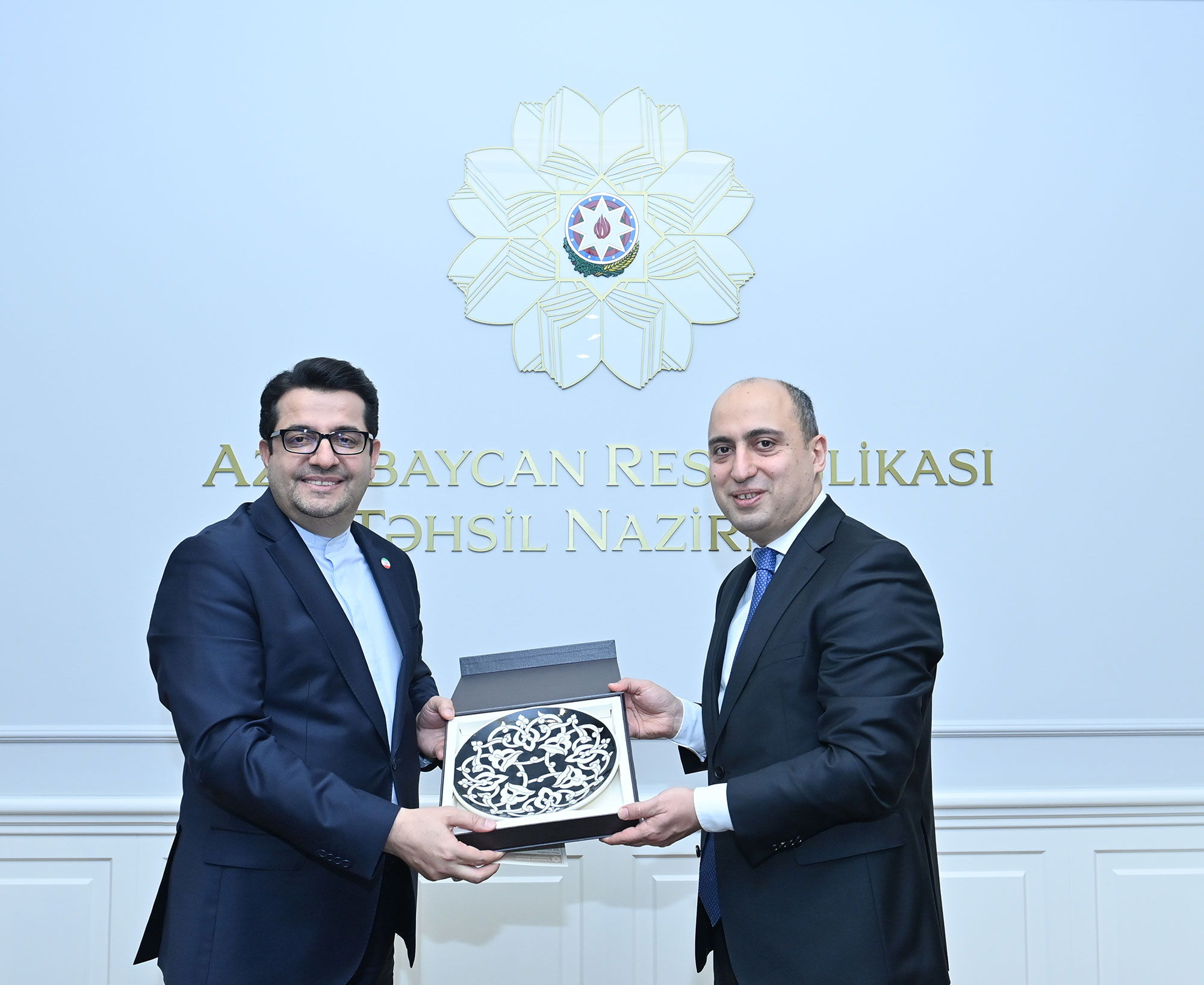 Təhsil naziri İranın ölkəmizdəki fövqəladə və səlahiyyətli səfiri ilə görüşüb