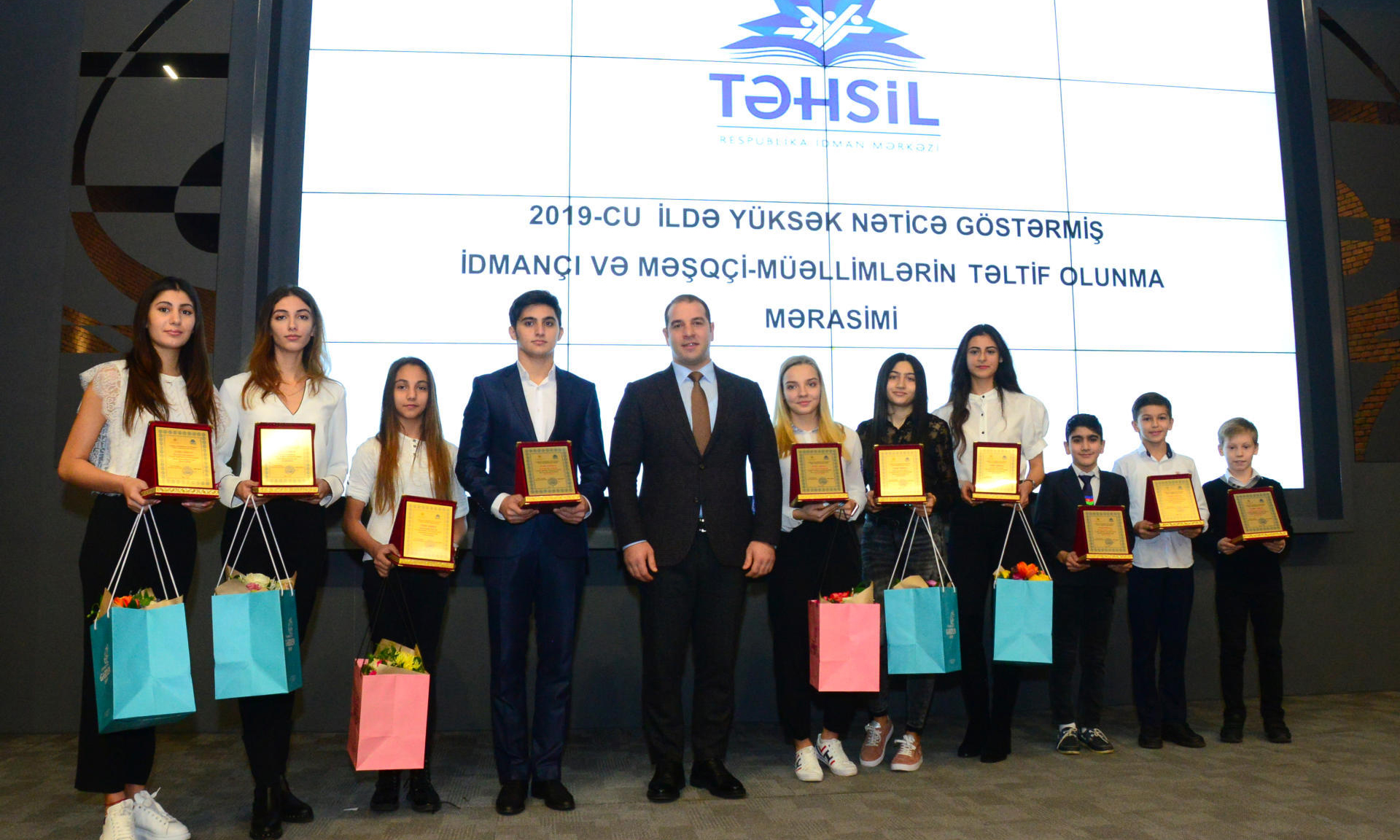 Yüksək nəticə göstərən idmançı-müəllimlər təltif olunub