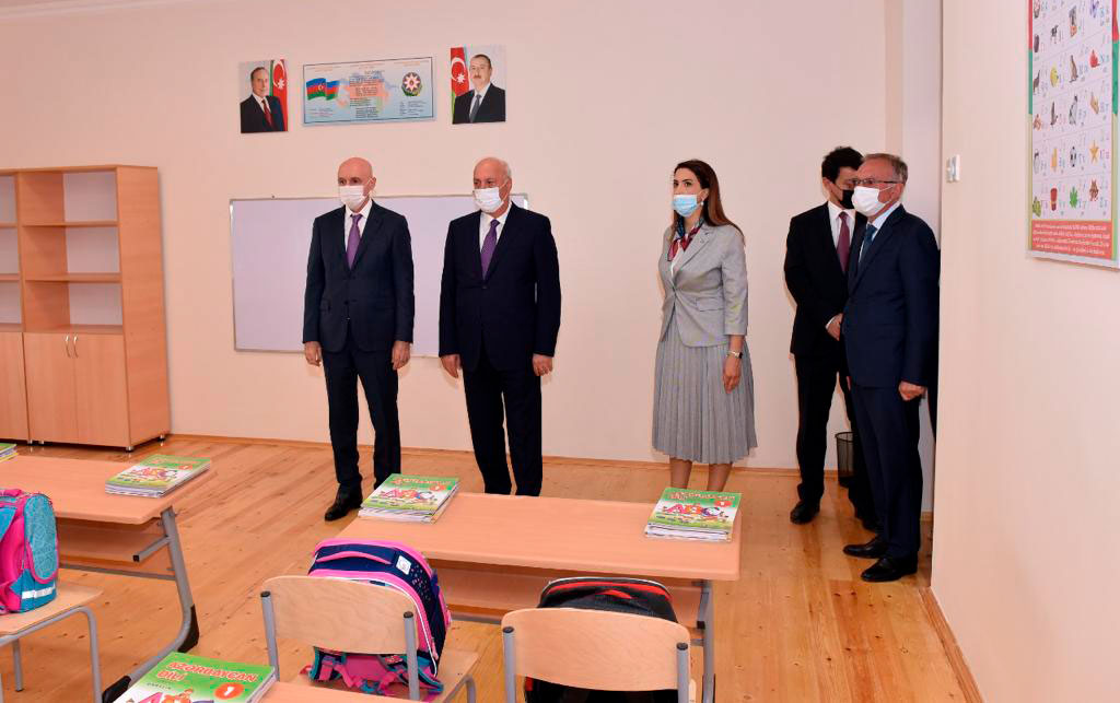 Nazir müavini Firudin Qurbanov Sumqayıtda yeni məktəb binasının açılışında iştirak edib